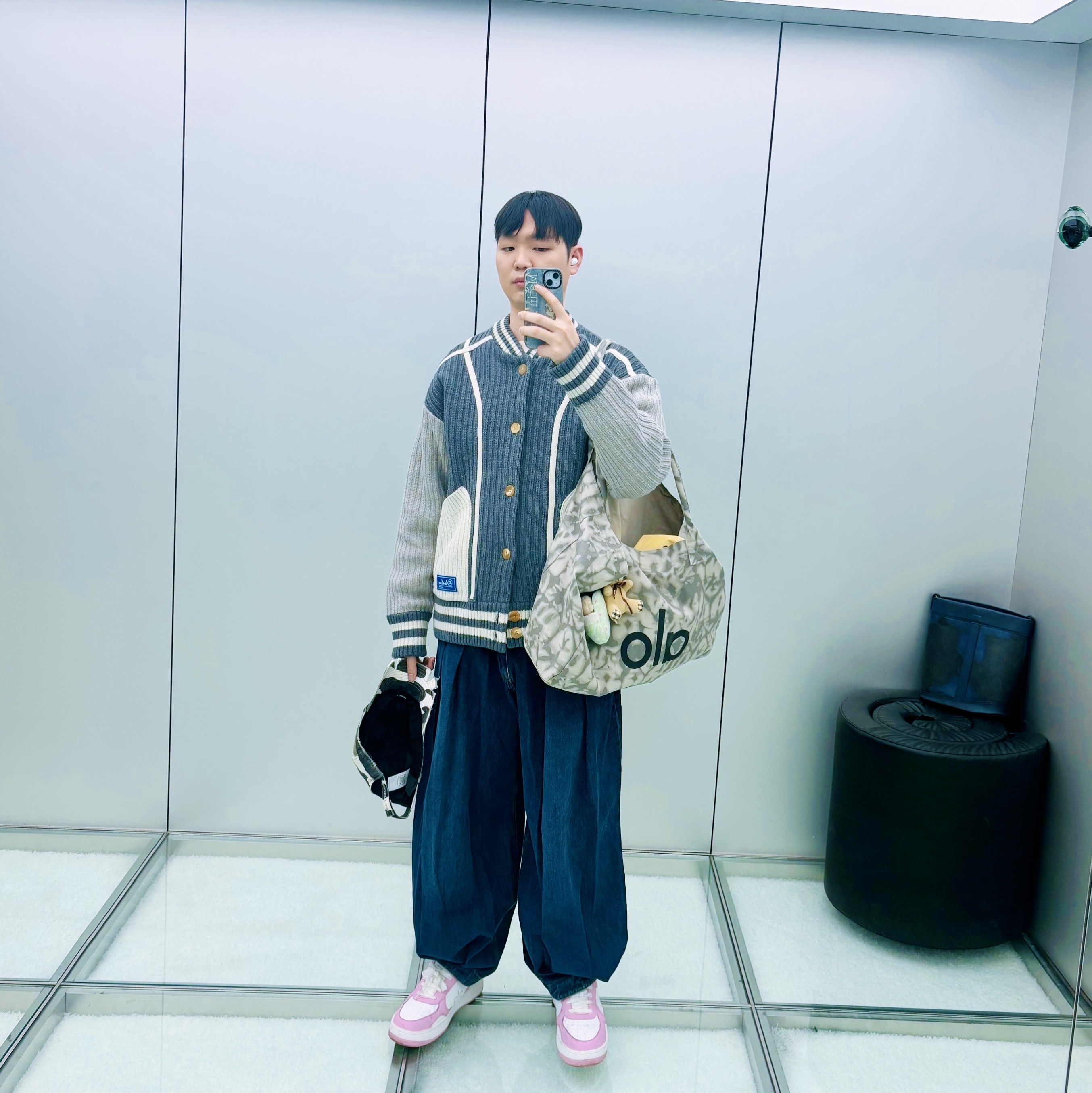 Alo Yoga Iconic Shopper Tote Bag Grey Tiedye, Project G/R Crashed Cap City Camo 착용 스타일 - 1