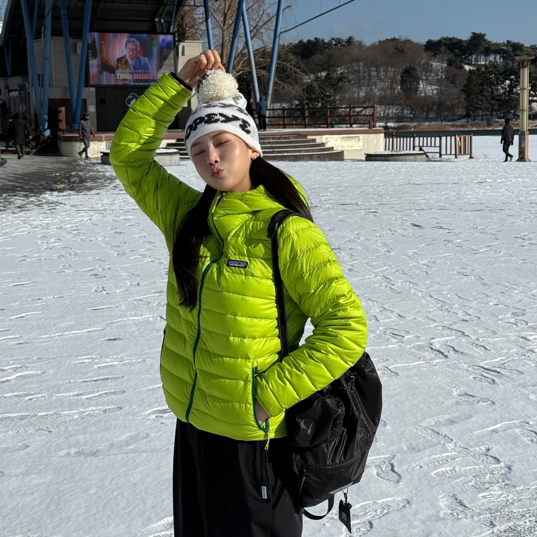 And Wander Sil Daypack Charcoal 착용 스타일 - 1