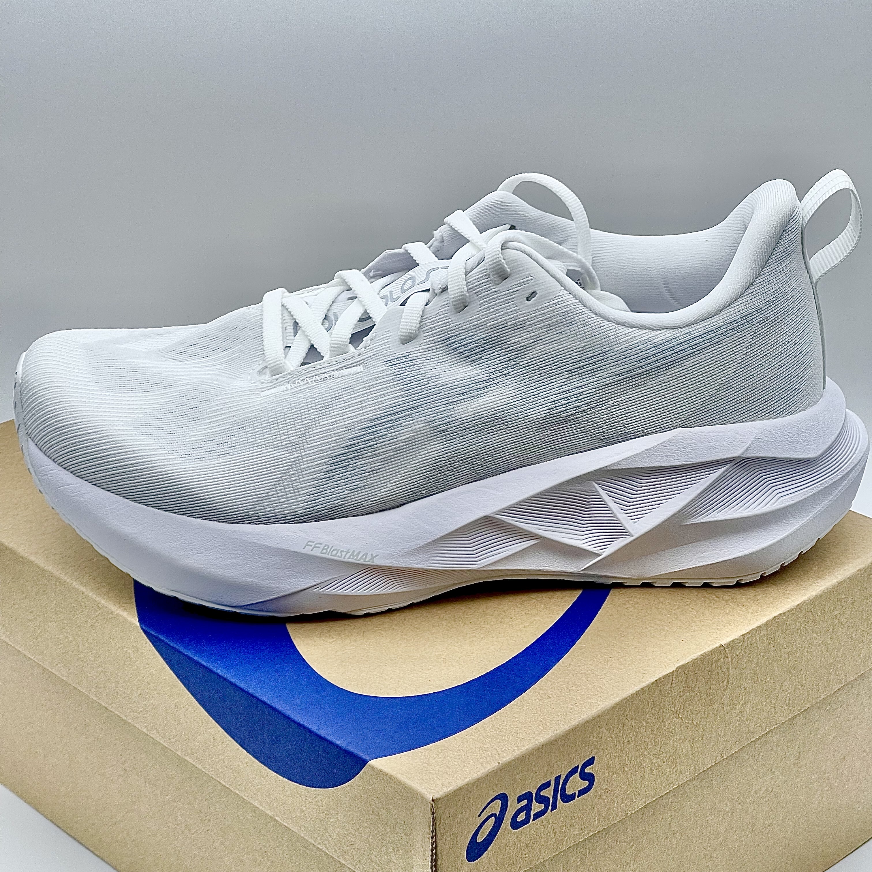 Asics Novablast 5 White Piedmont Grey 착용 스타일 - 2