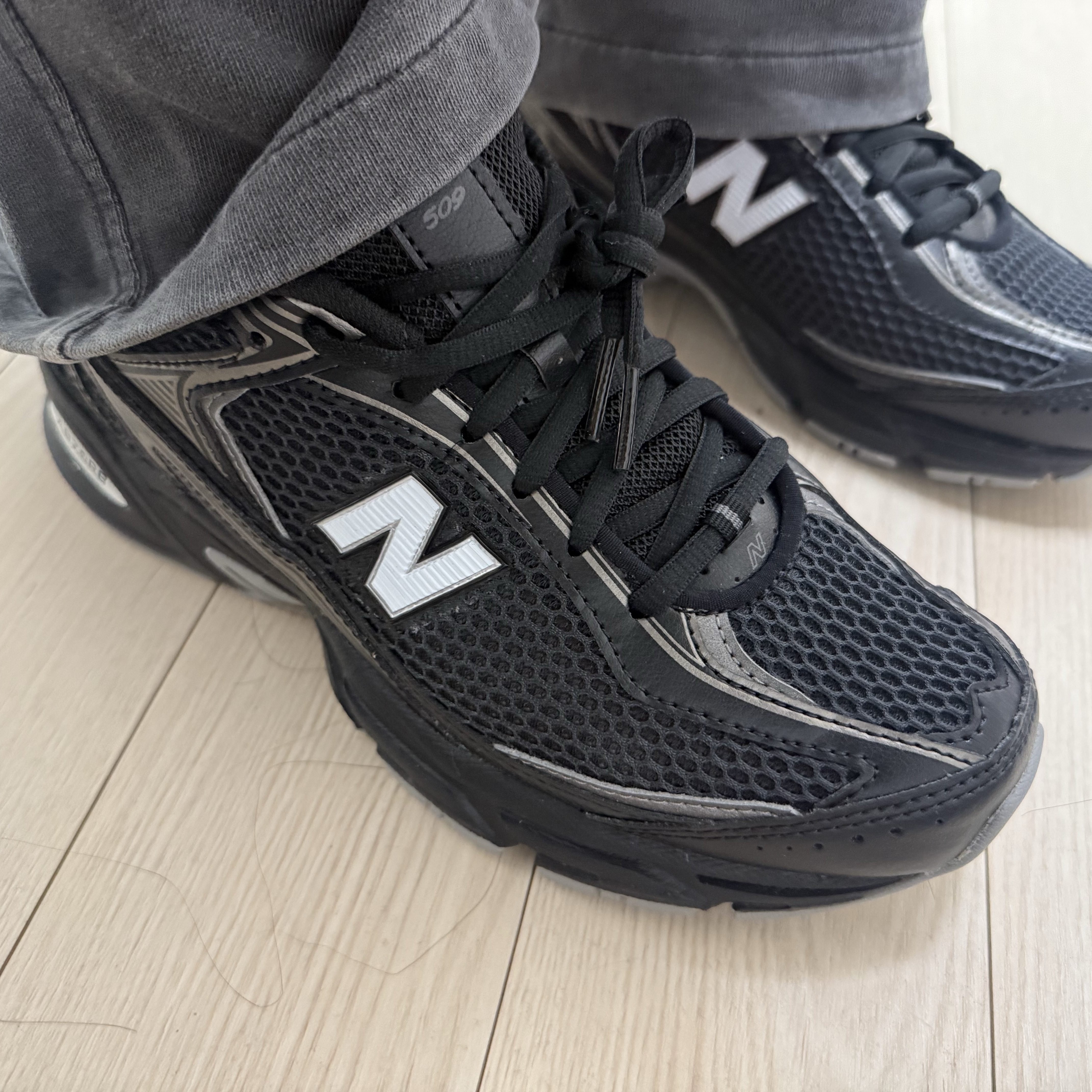 New Balance 509 Black Silver Metallic 착용 스타일