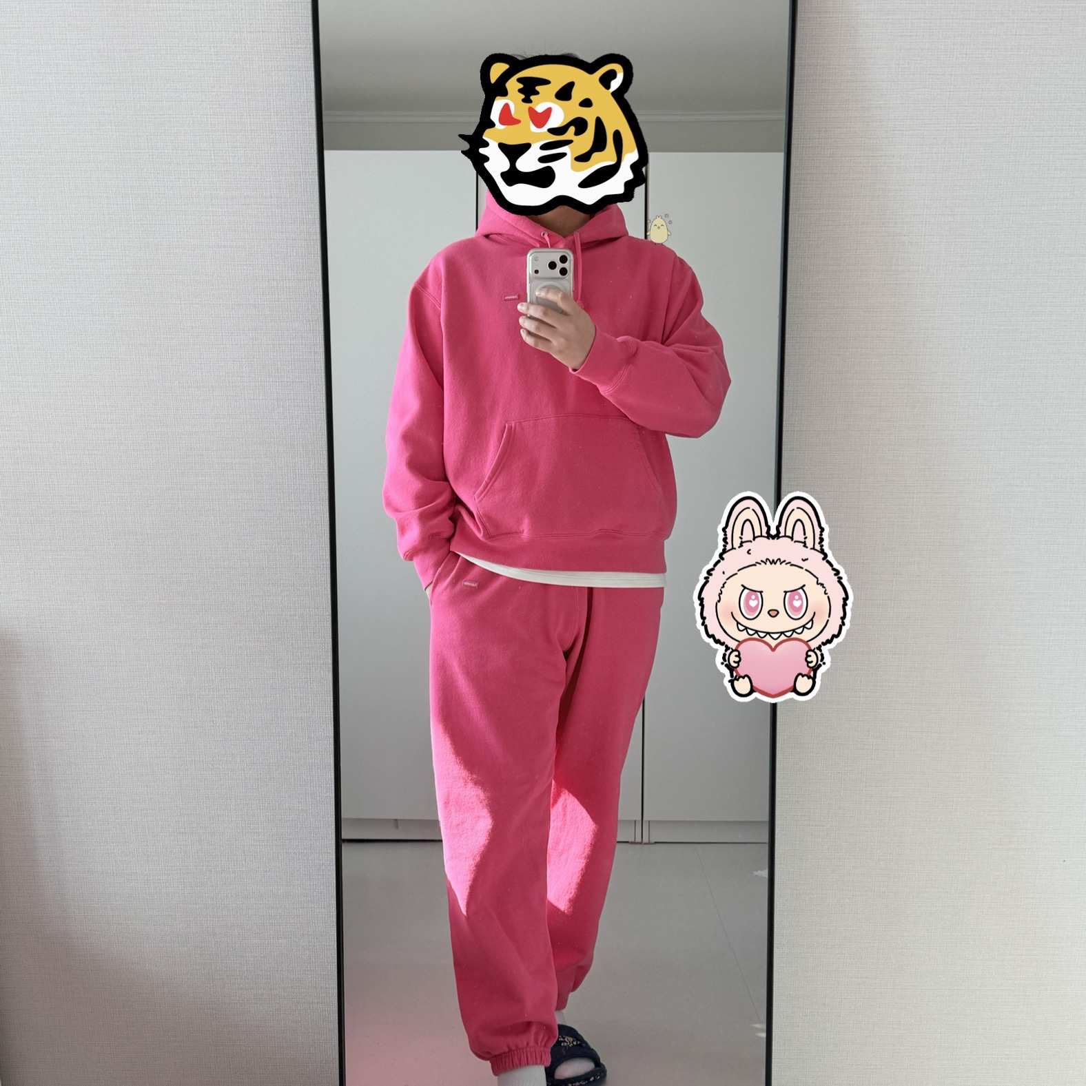 Supreme Small Box Hooded Sweatshirt Magenta - 25SS, Supreme Small Box Sweatpant Magenta - 25SS 착용 스타일 - 1
