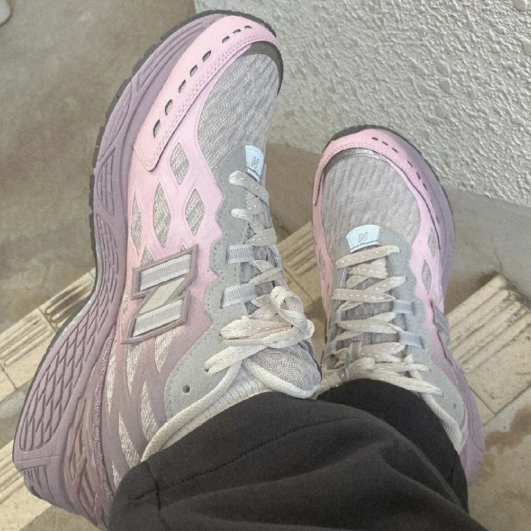 New Balance 1906W Ice Wine Mid Century Pink 착용 스타일