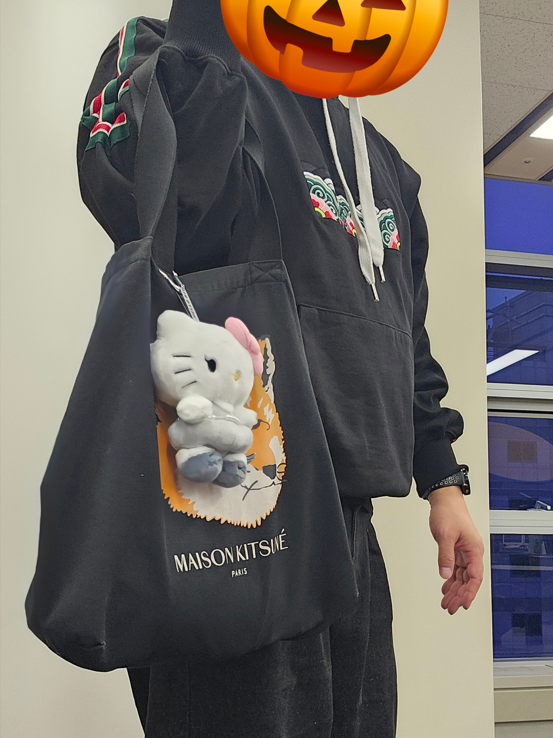 HELLO KITTY x JISOO Plush Keychain Pink Gray (Opened Case), Maison Kitsune Fox Head Tote Bag Black 착용 스타일