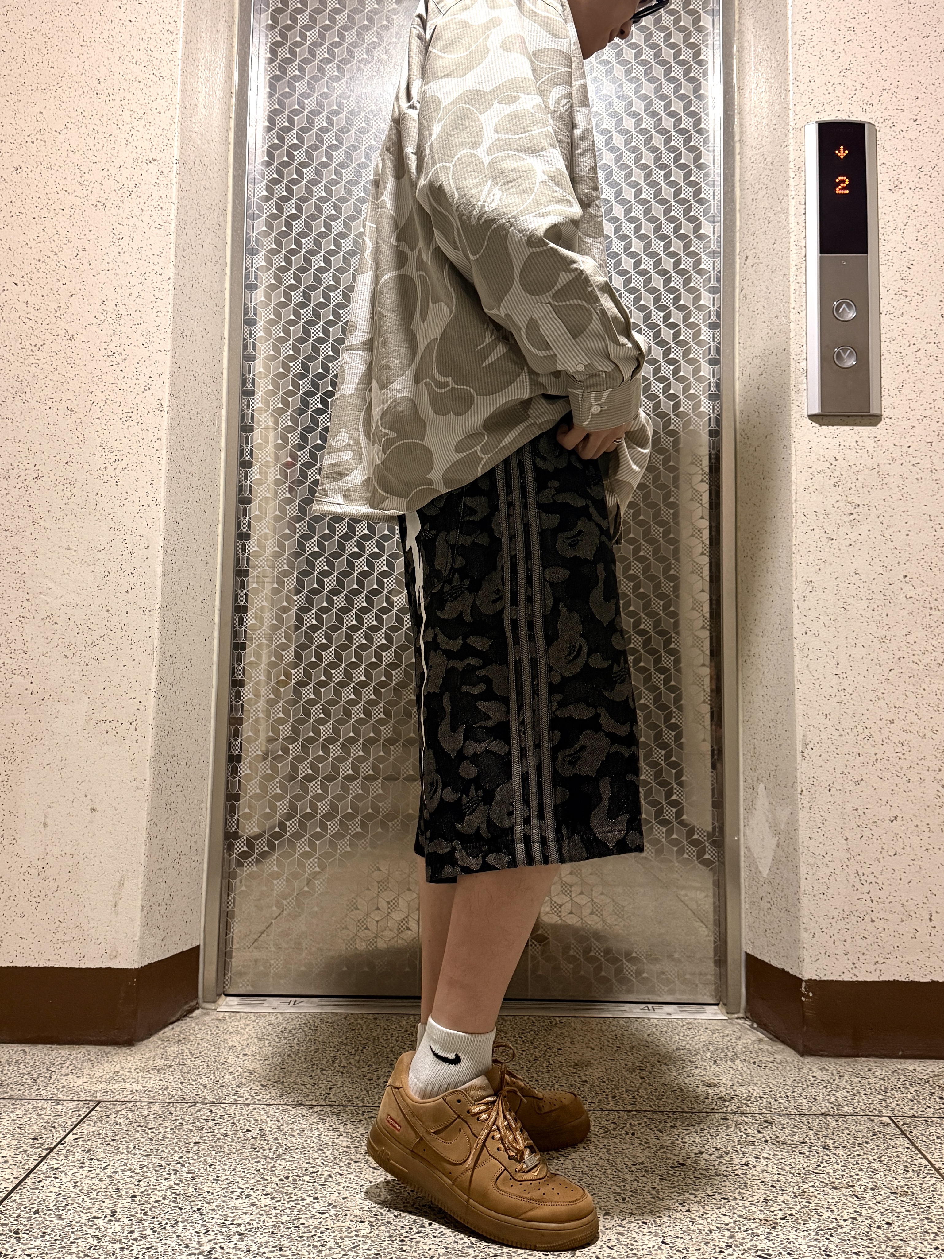 Adidas x BAPE Shark Denim Shorts Black - KR Sizing, BAPE Stripe Camo Relaxed Fit Shirt Beige 착용 스타일 - 3