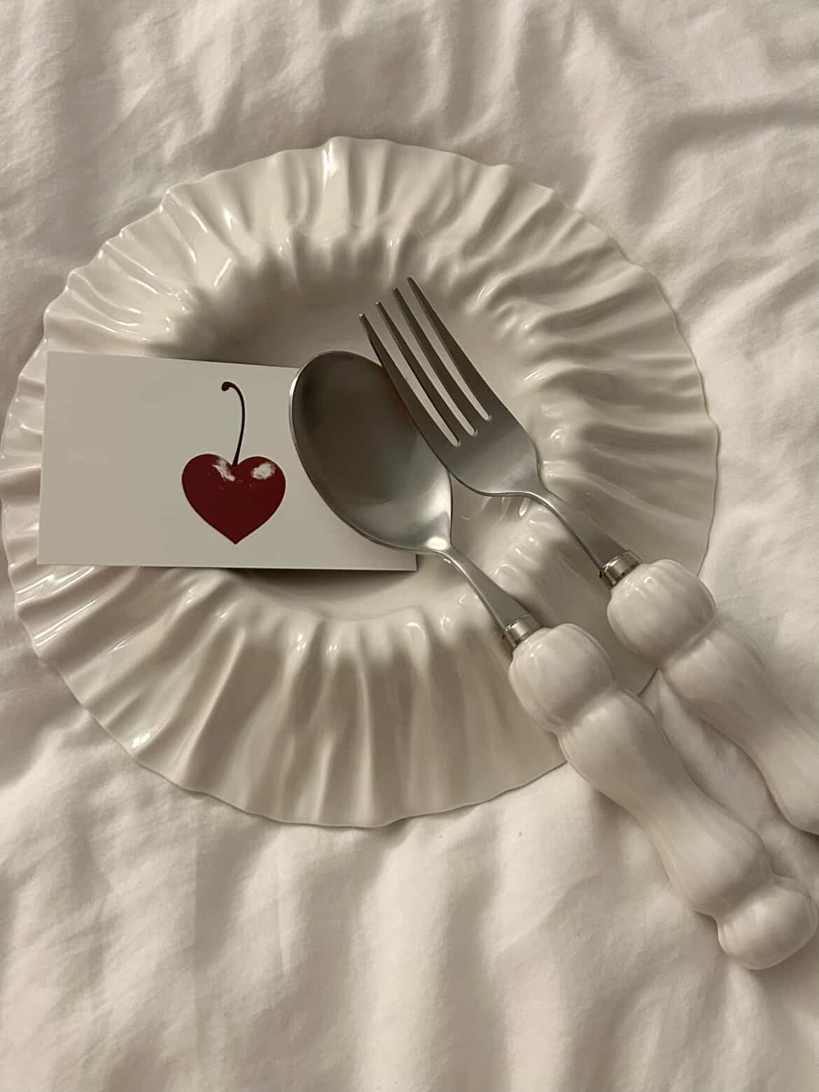 LEEJAE PLEATS PLATE WHITE, LEEJAE PLEATS CUTLERY SET WHITE 착용 스타일