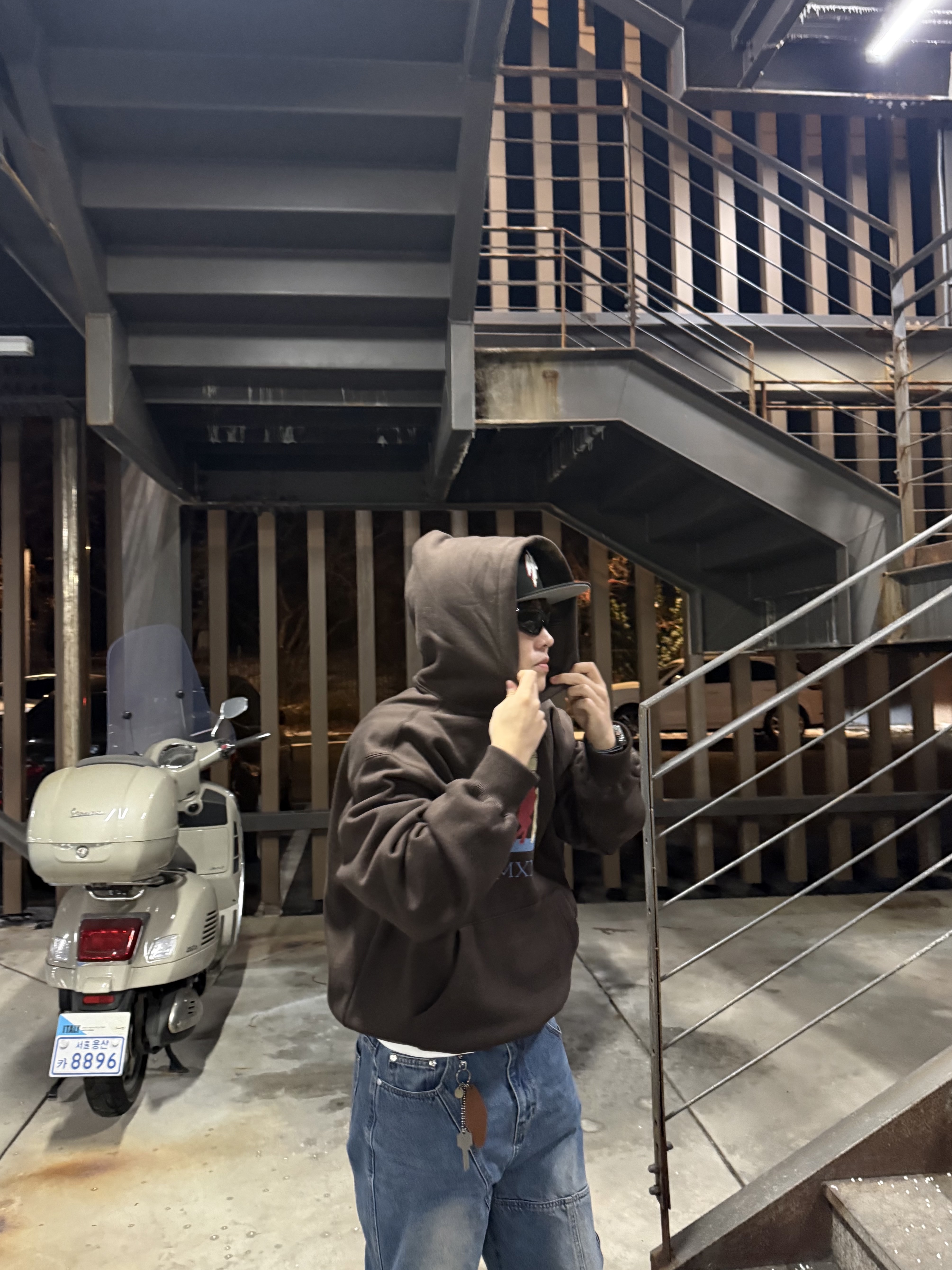 Balenciaga Swift Oval Sunglasses Black, Stussy 8 Ball Studded Belt Brown Suede 착용 스타일 - 3