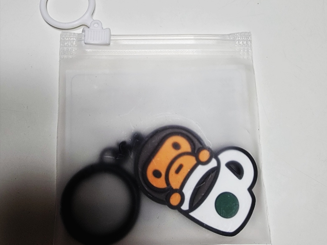 Starbucks x BAPE Baby Milo Keychain 착용 스타일