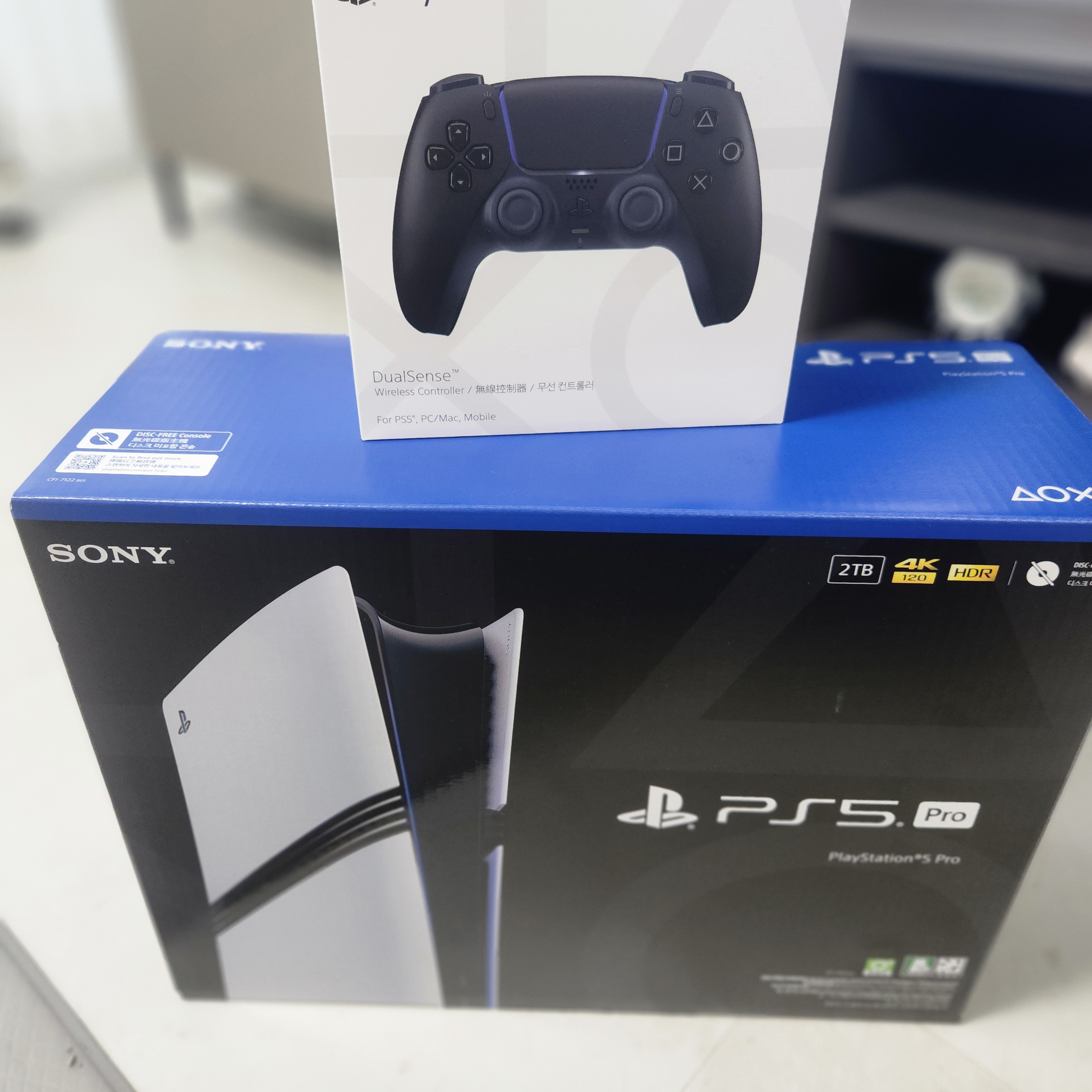 PlayStation 5 DualSense Wireless Controller Midnight Black 착용 스타일