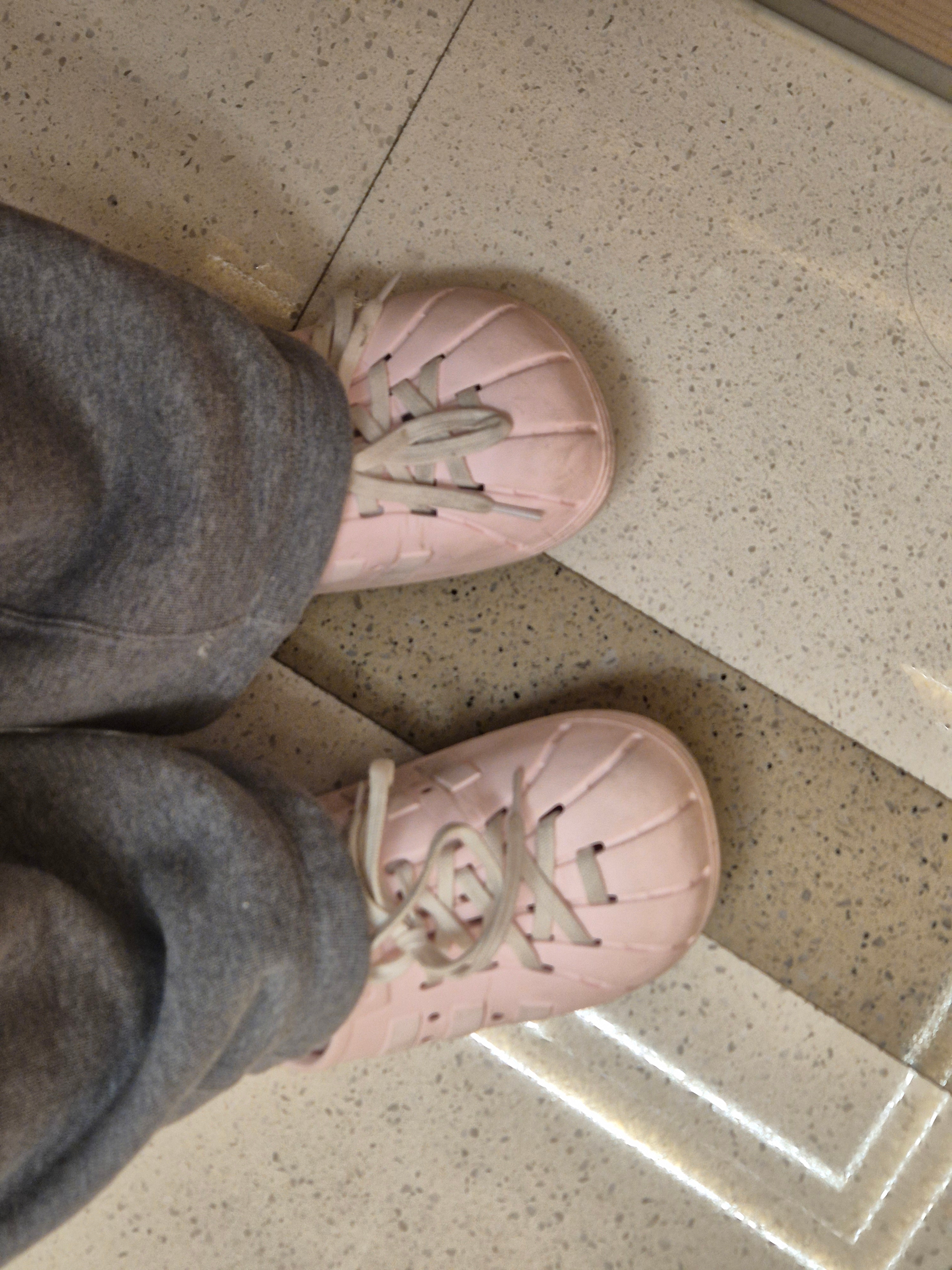 Adidas Adilette Clogs Almost Pink 착용 스타일 - 3