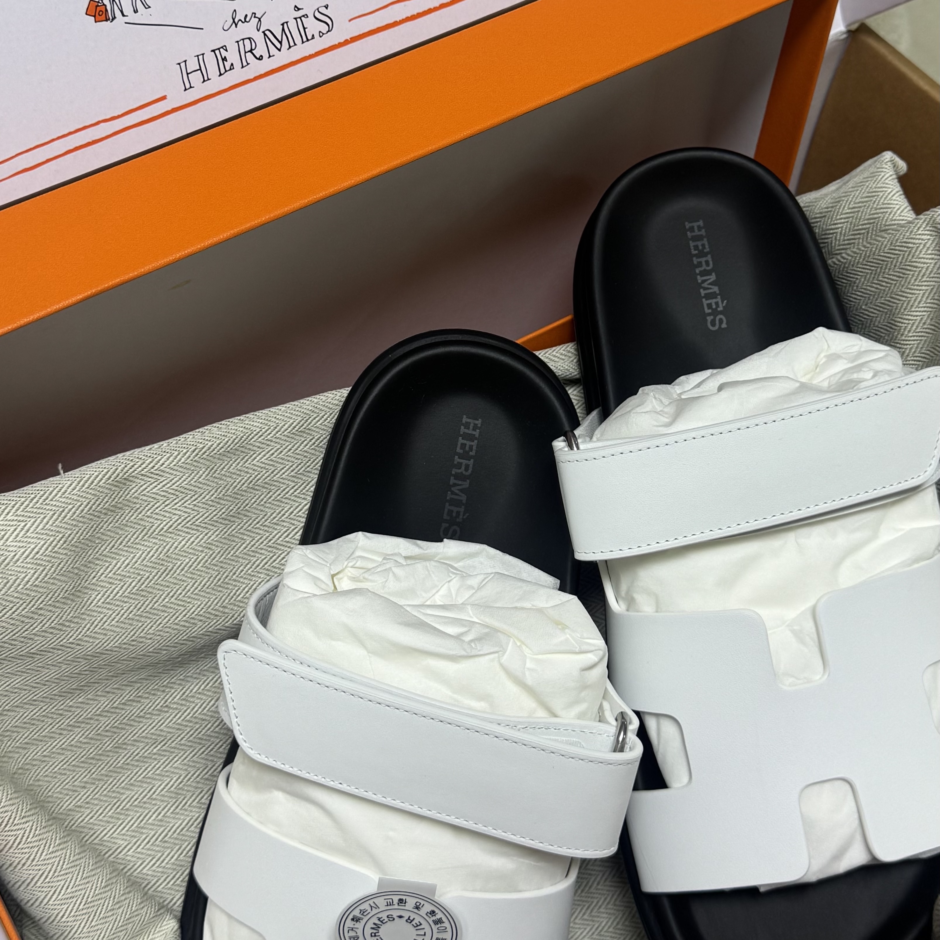 (W) Hermes Chypre Sandal Calfskin & Blanc 착용 스타일 - 2