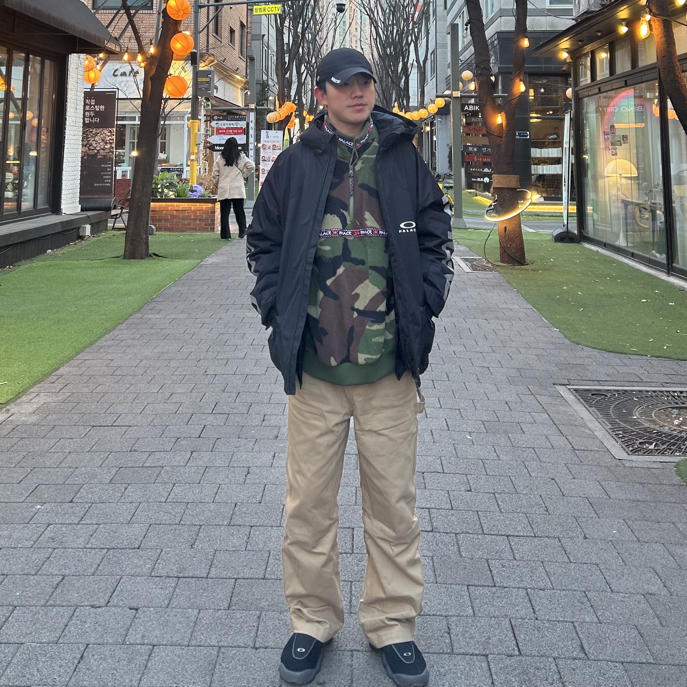 Palace Polartec OM 1/4 Zip Woodland Camo - 25FW, Palace x Oakley Snow Jacket Black - 24FW 착용 스타일 - 1