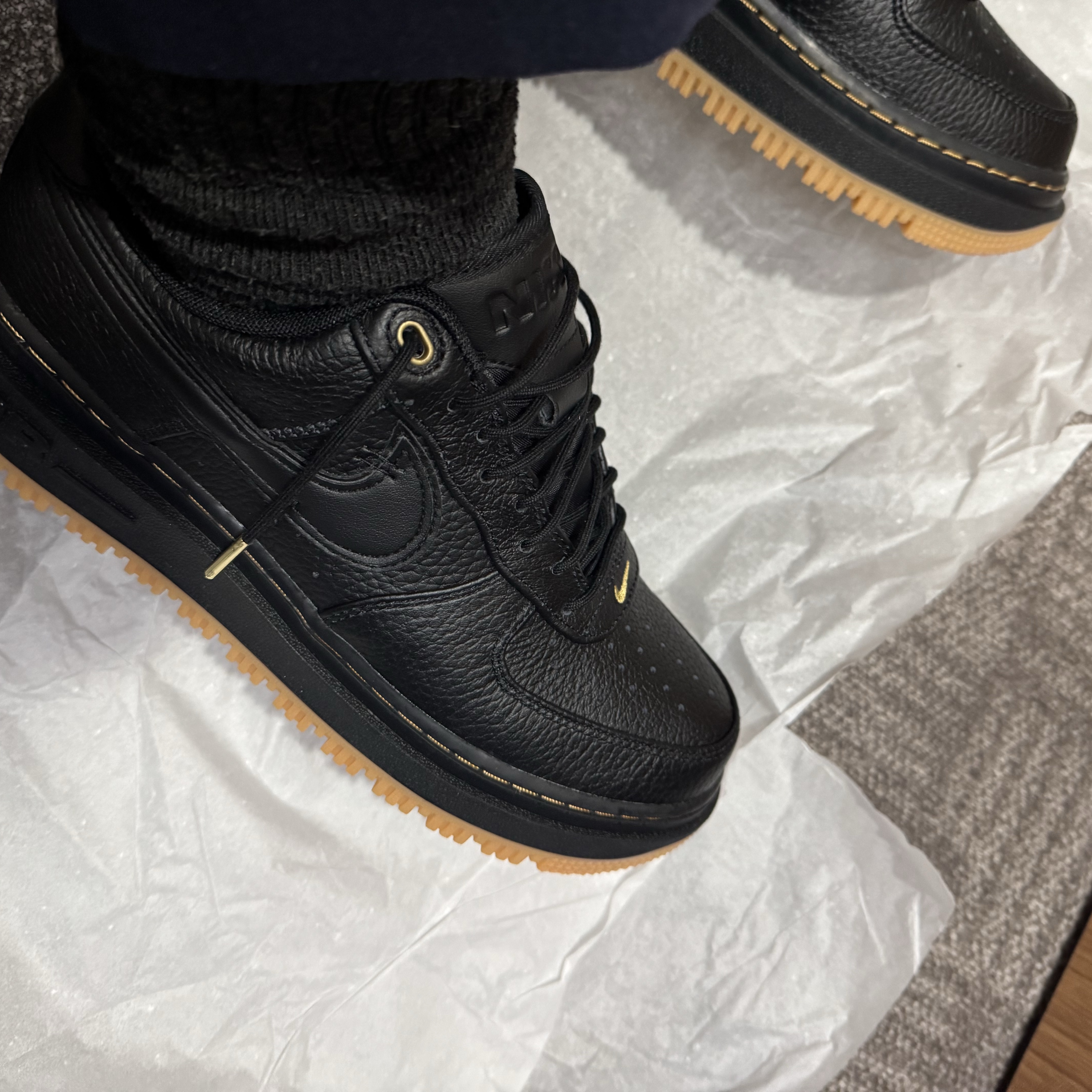 Nike Air Force 1 Luxe Black 착용 스타일 - 1