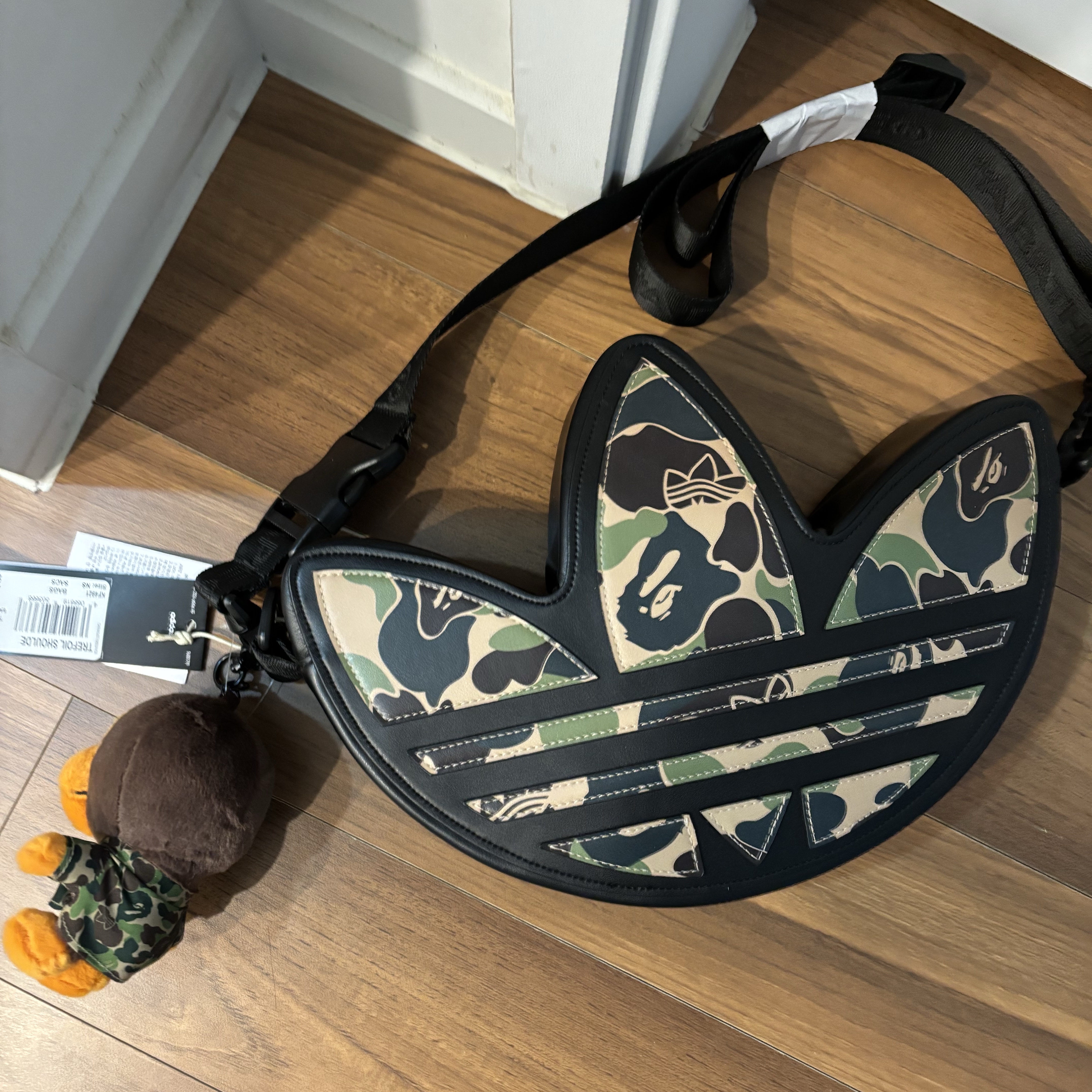 Adidas x BAPE Trefoil Shoulder Bag Black 착용 스타일