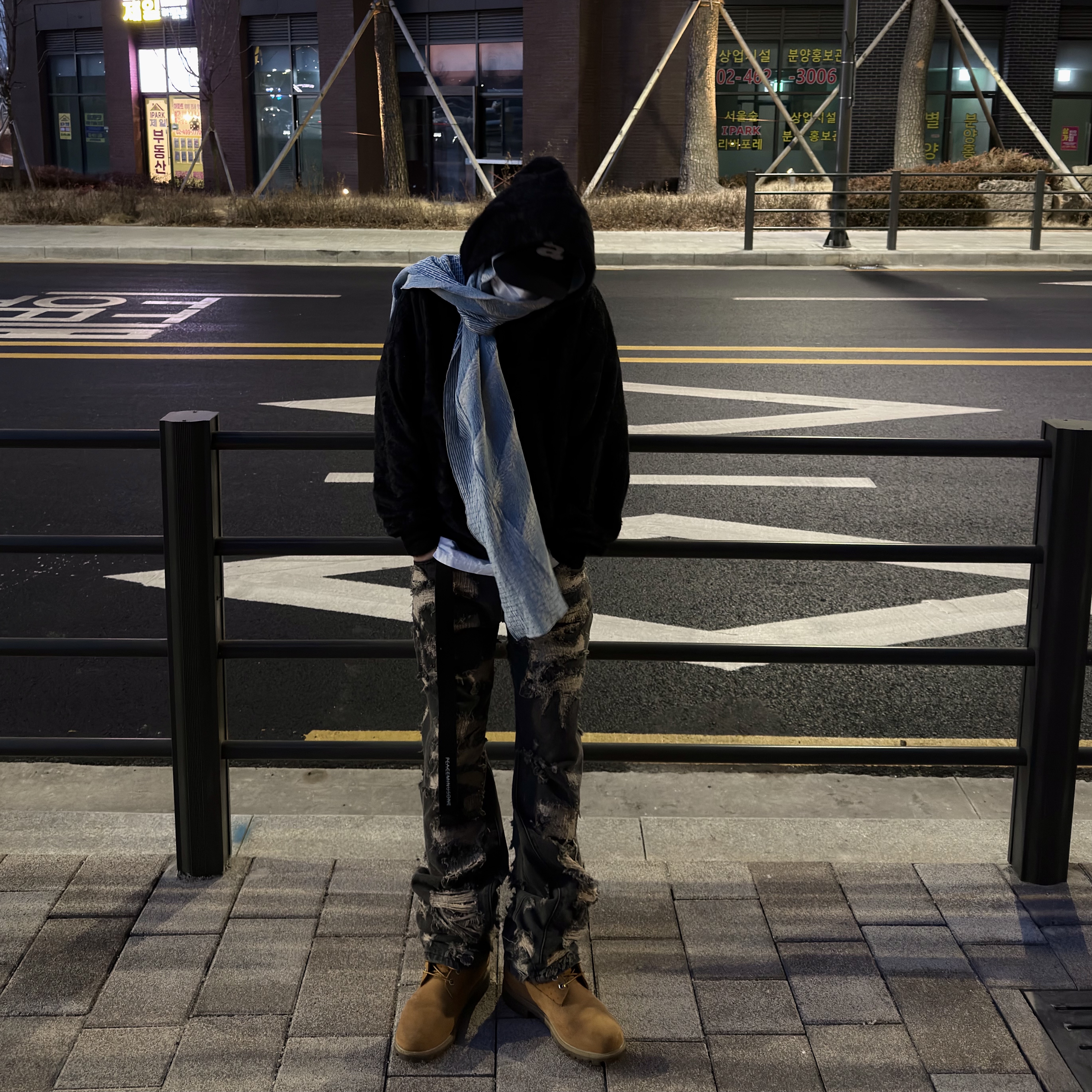 Timberland Premium 6 inch Waterproof Boot Wheat Nubuck - Wide, Timberland x Comme des Garcons Shirt x Supreme 6 Inch Boot Wheat - Medium 착용 스타일 - 1