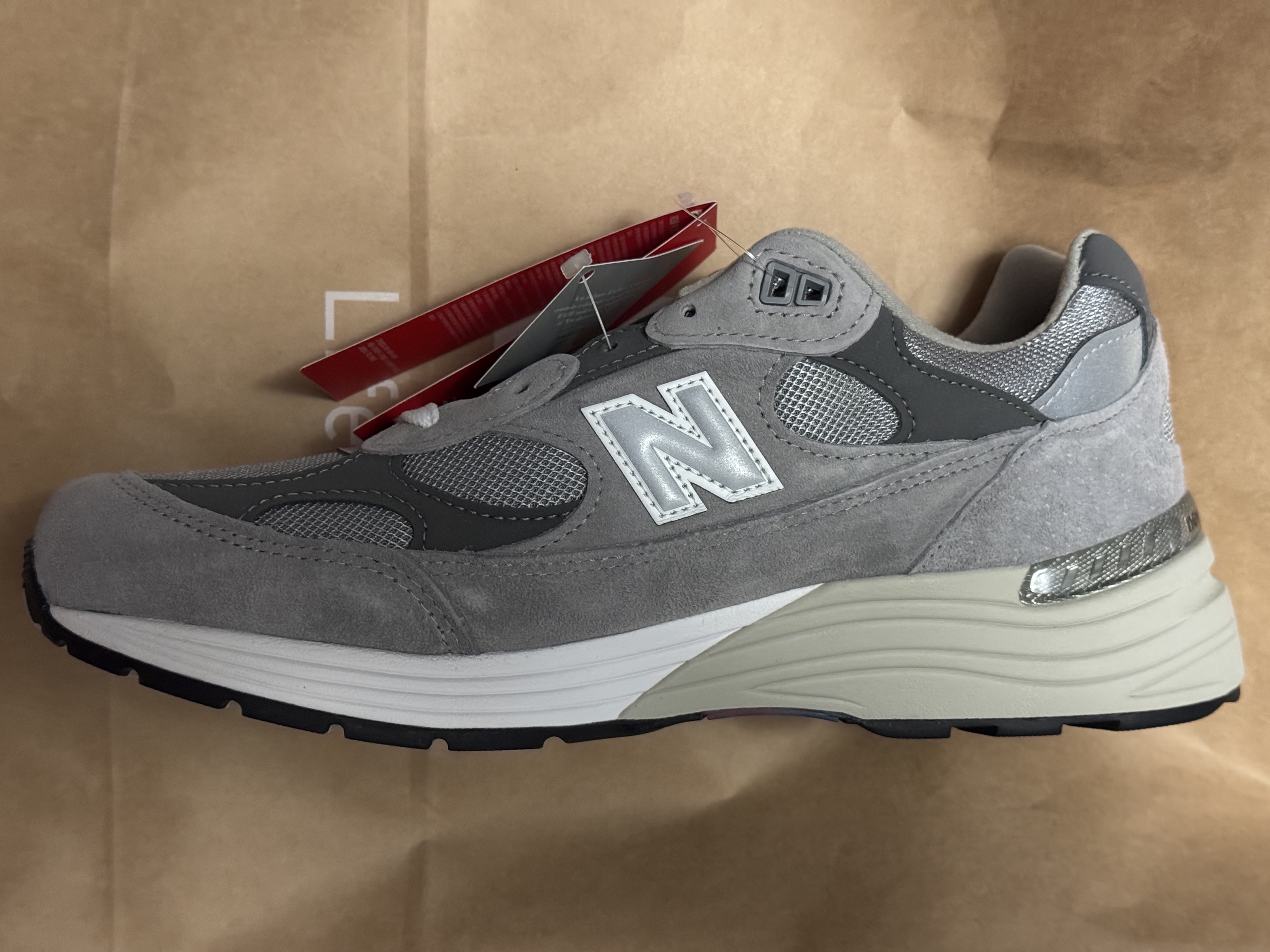 New Balance 992 Made in USA Core Grey Silver Metallic 착용 스타일