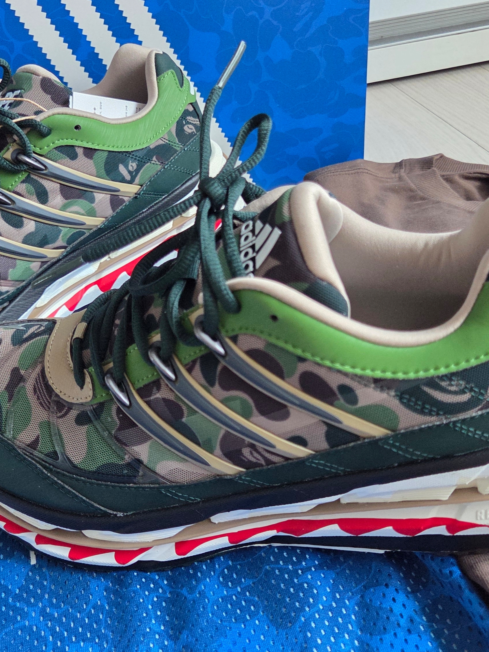 Adidas x BAPE Adistar Hrmy Hemp Iron Metallic, Adidas x BAPE Short Sleeve T-Shirt Earth Strata - KR Sizing 착용 스타일 - 1