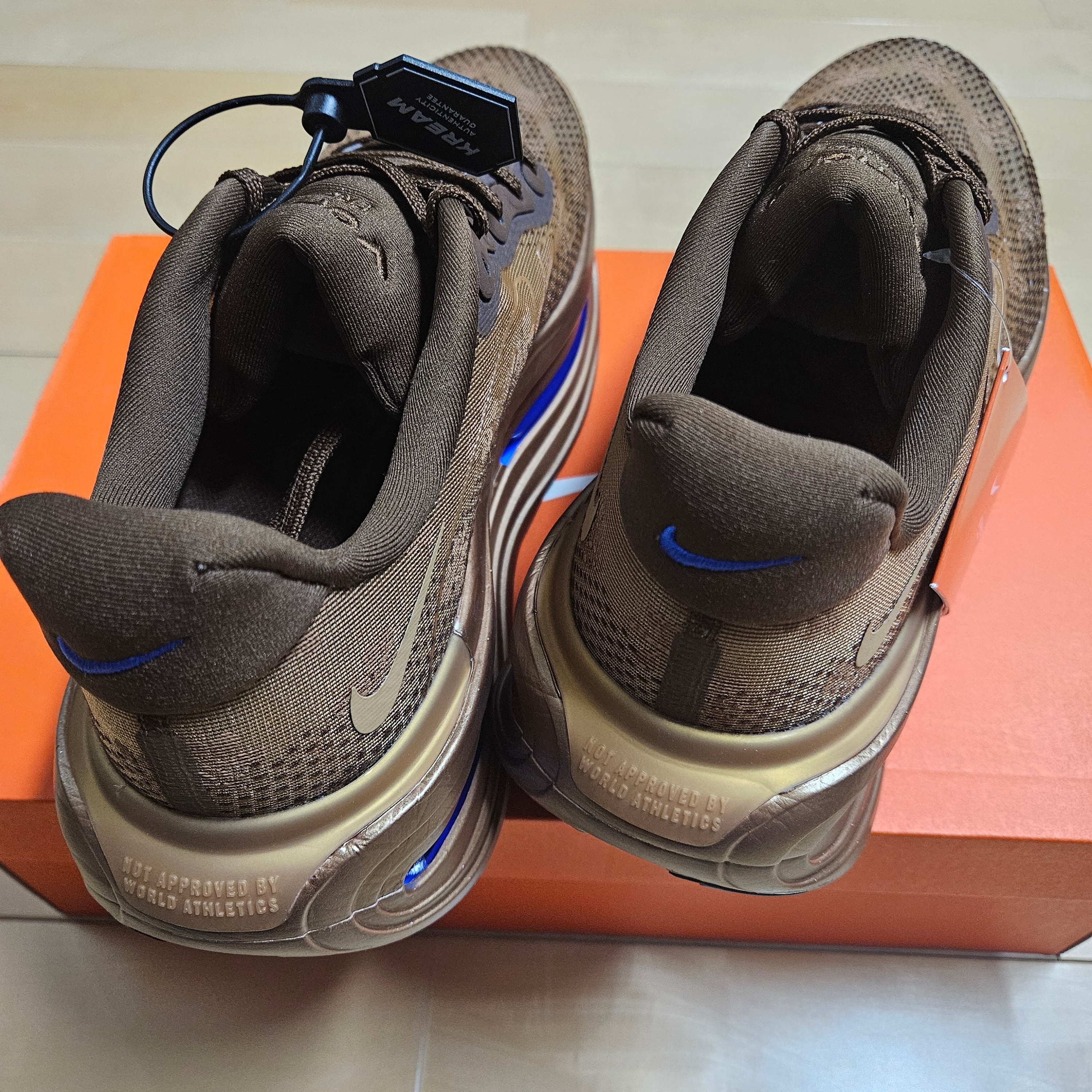 (W) Nike Vomero Premium QS Flat Stout 착용 스타일 - 5