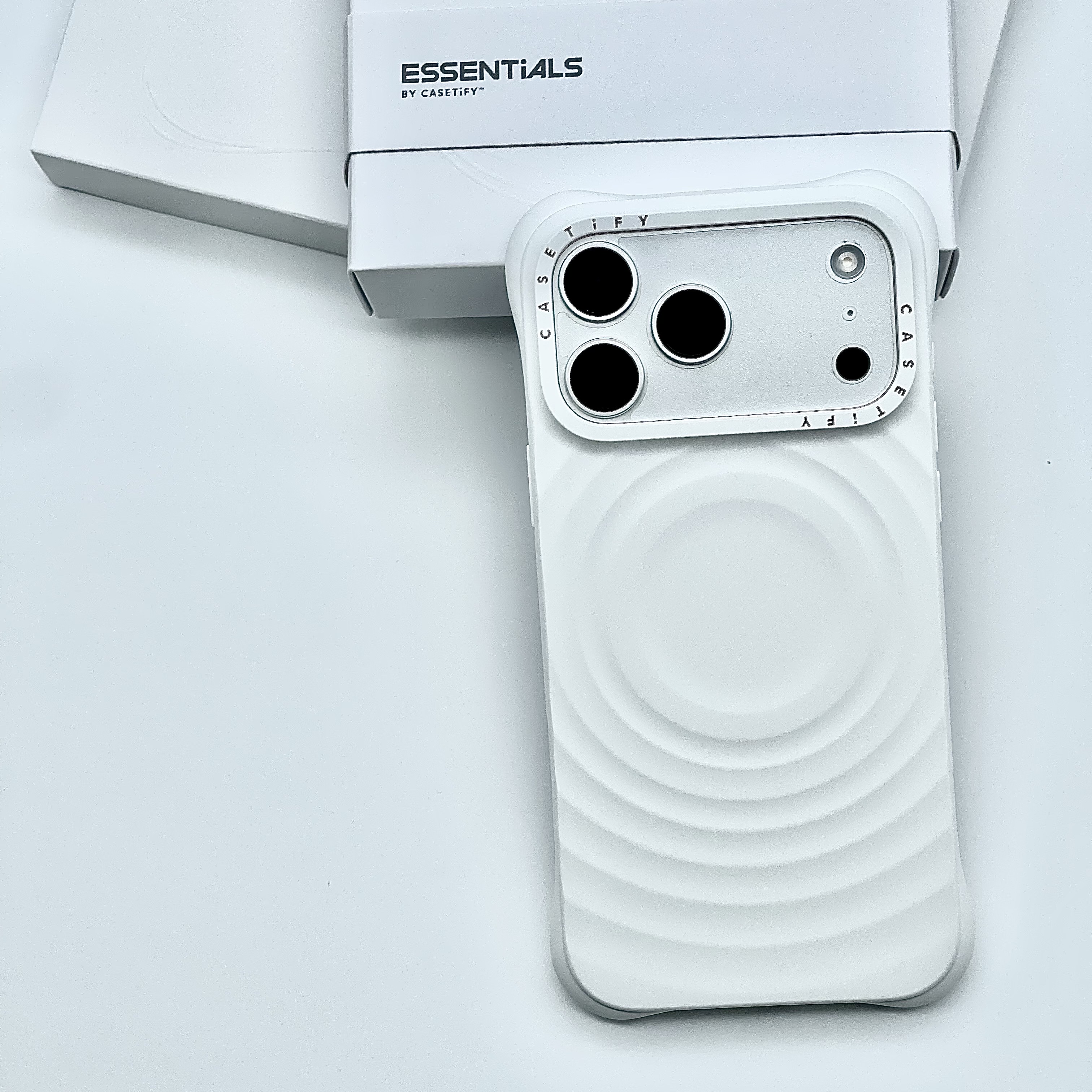 Casetify iPhone MagSafe Ripple Case White, Casetify Essentials Ripple AirPods Pro 3rd Case White 착용 스타일 - 6