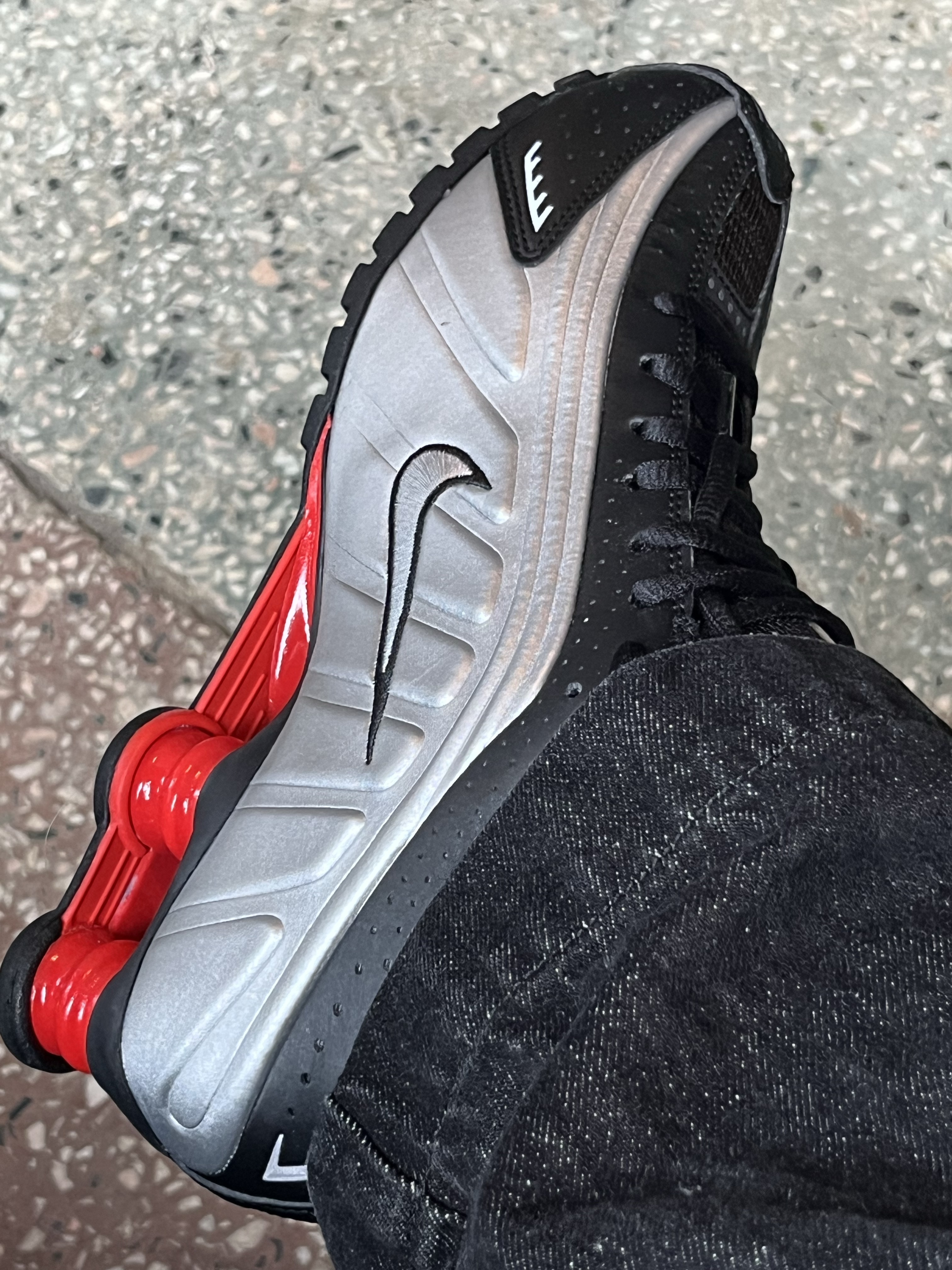 (W) Nike Shox R4 OG Black Light Crimson 착용 스타일 - 2