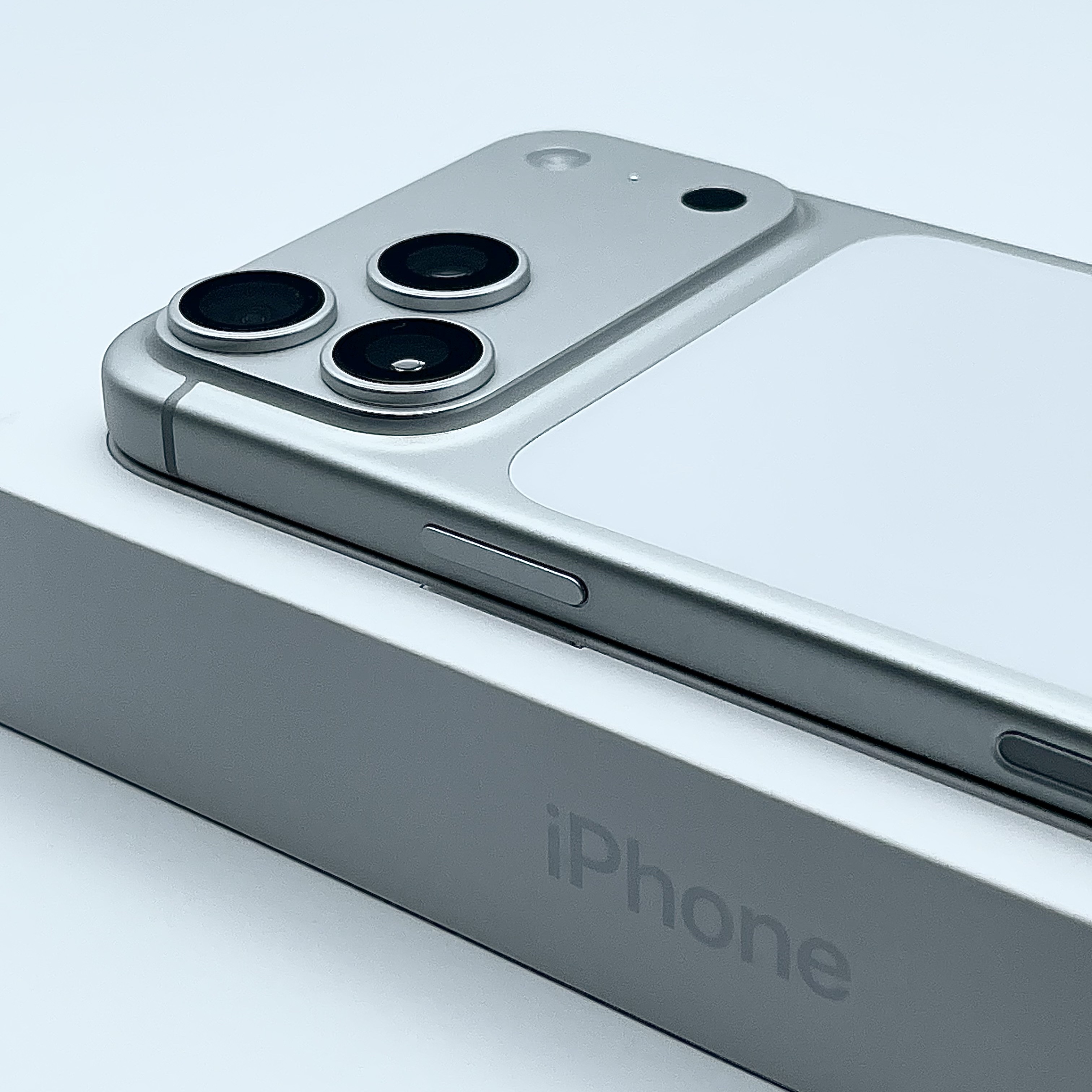 Apple iPhone 17 Pro Max 256GB Silver 착용 스타일 - 1