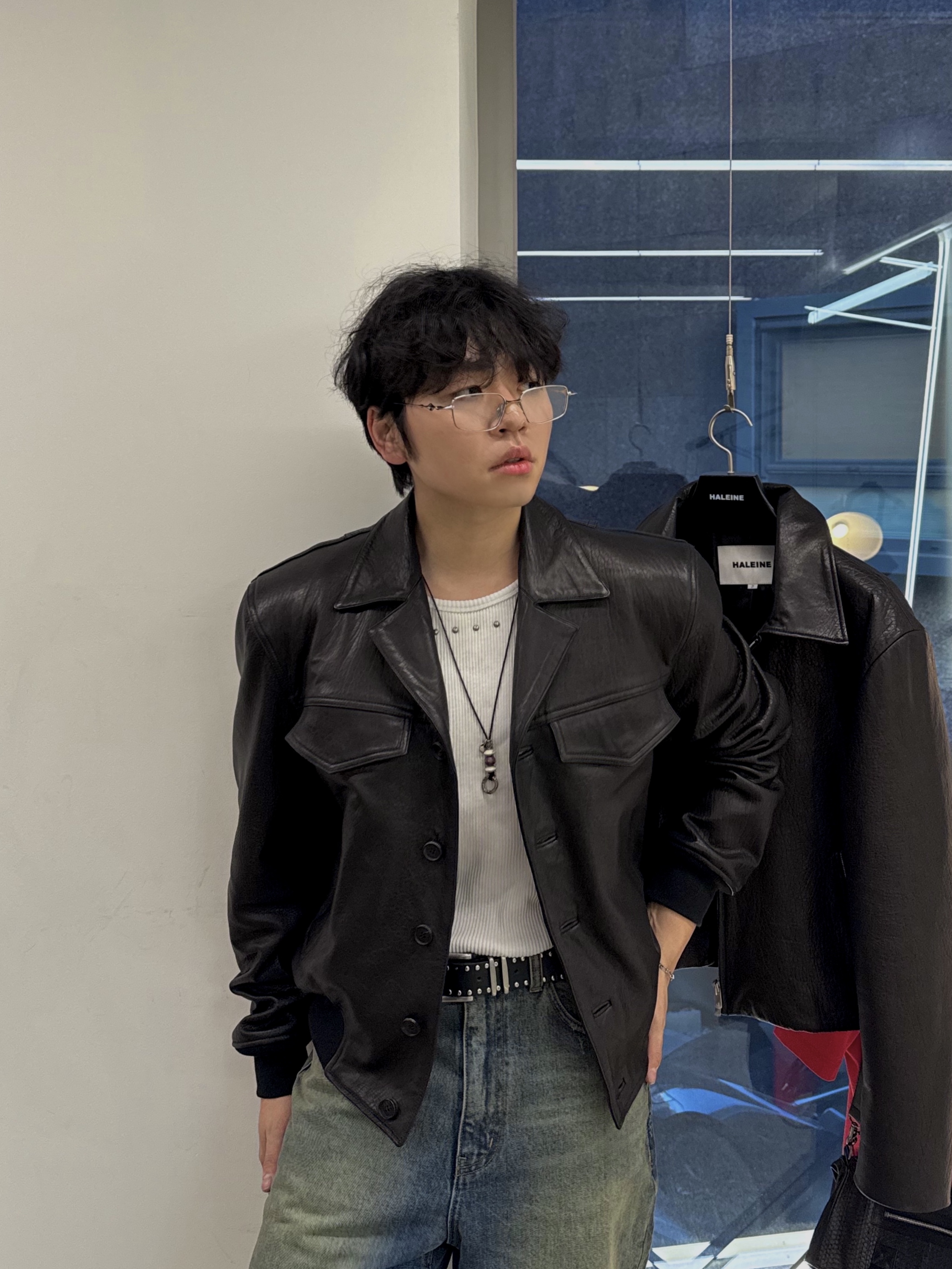 Haleine Velour Stand Collar Blouson Beige (XJ124), Haleine Leather 3D Short Jacket Red (XJ111) 착용 스타일 - 4