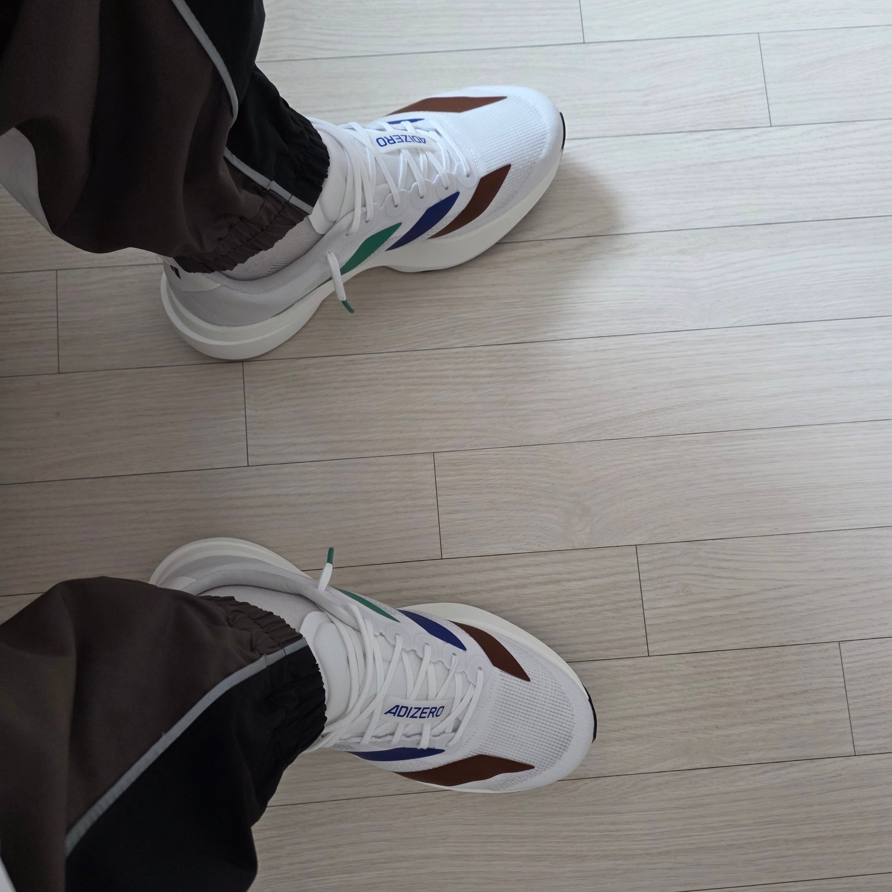Adidas x Pharrell Williams Humanrace Adizero Adios EVO SL Cloud White Semi Court Green 착용 스타일 - 3