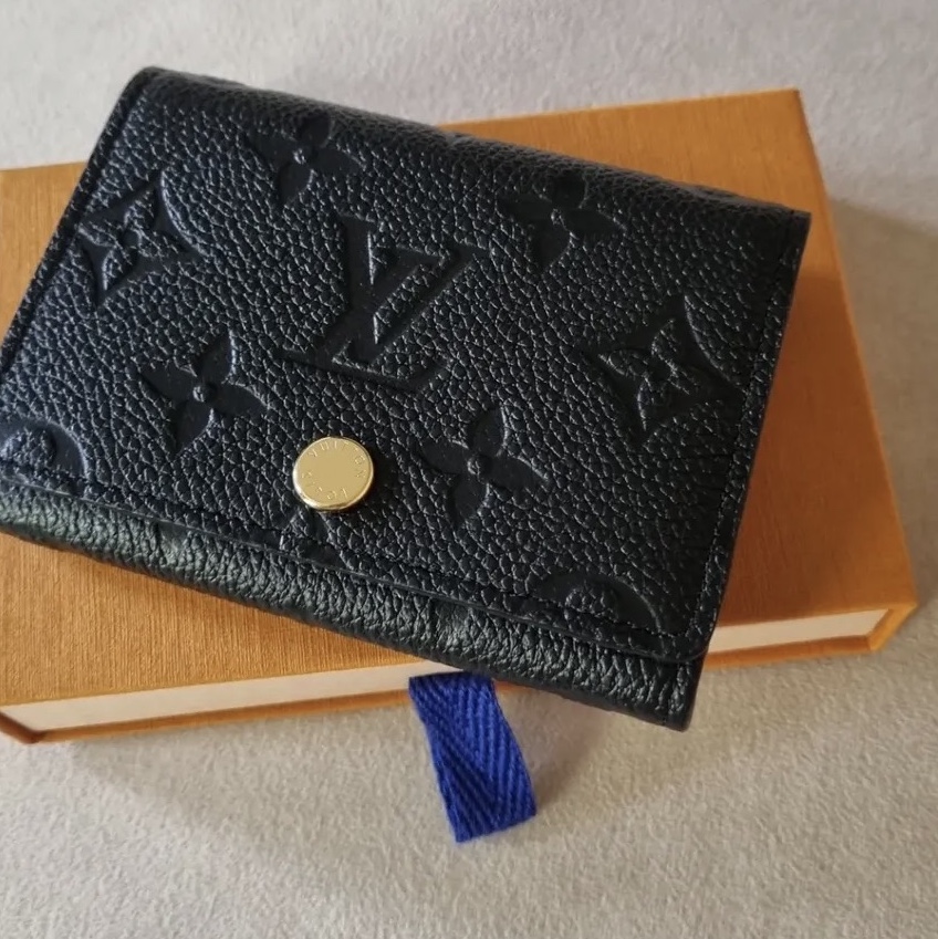 Louis Vuitton Business Card Holder Monogram Embossed Leather Black 착용 스타일