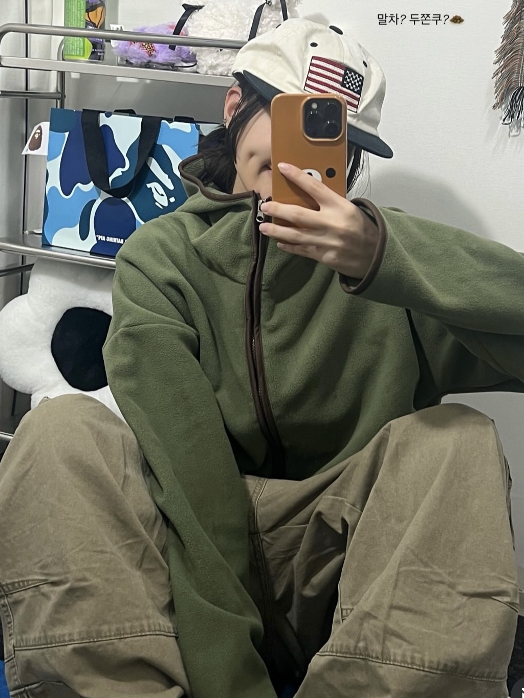 BAPE Ape Head Shoulder Bag Brown 착용 스타일 - 4