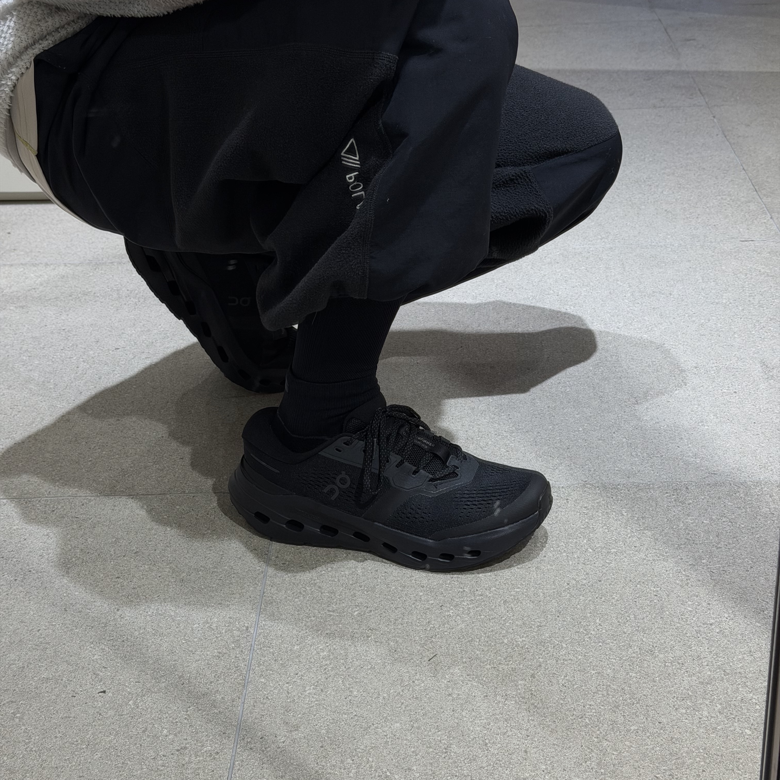 On Running Cloudrunner 3 Black Black 착용 스타일 - 4