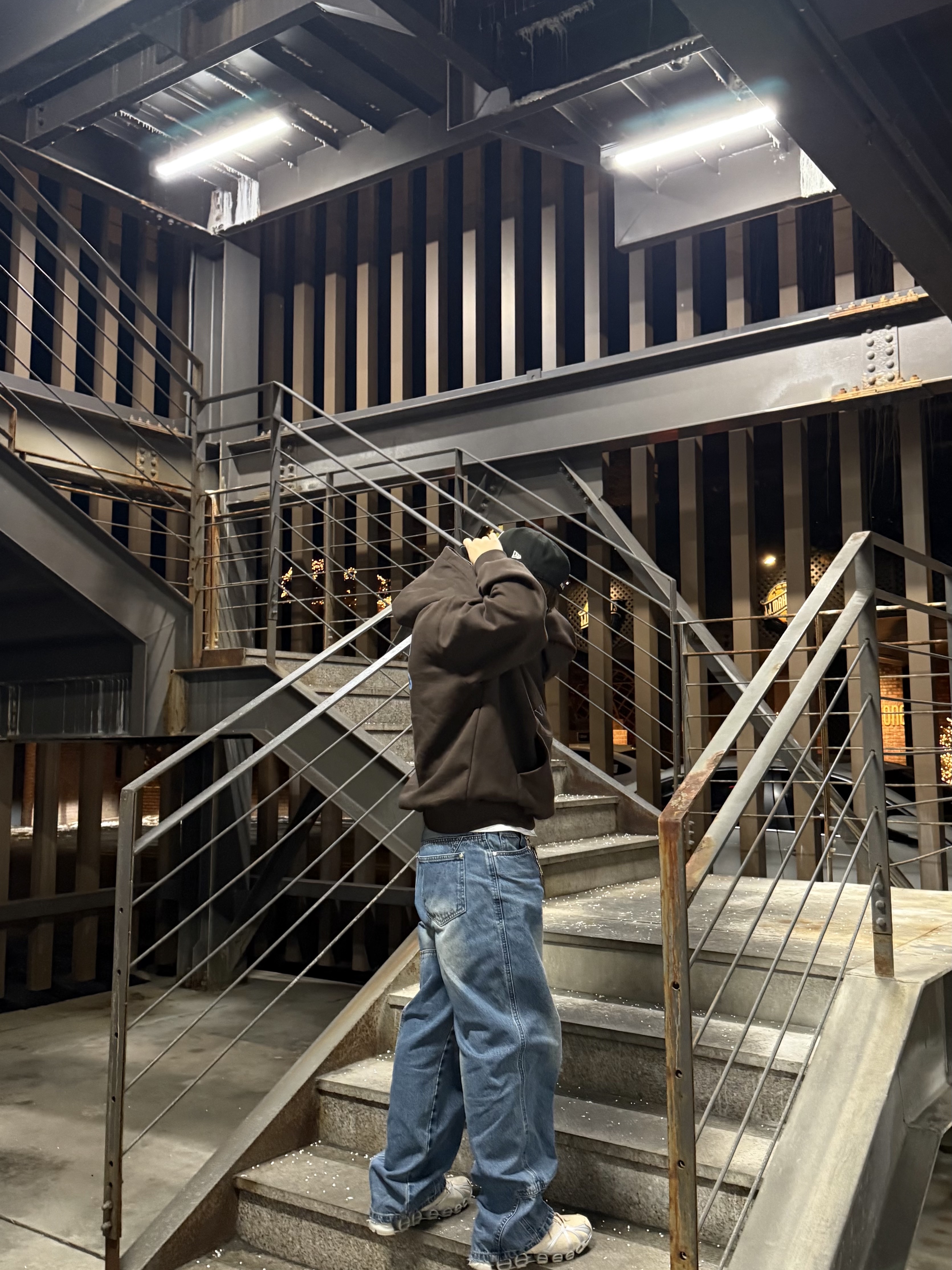 Balenciaga Swift Oval Sunglasses Black, Stussy 8 Ball Studded Belt Brown Suede 착용 스타일 - 4