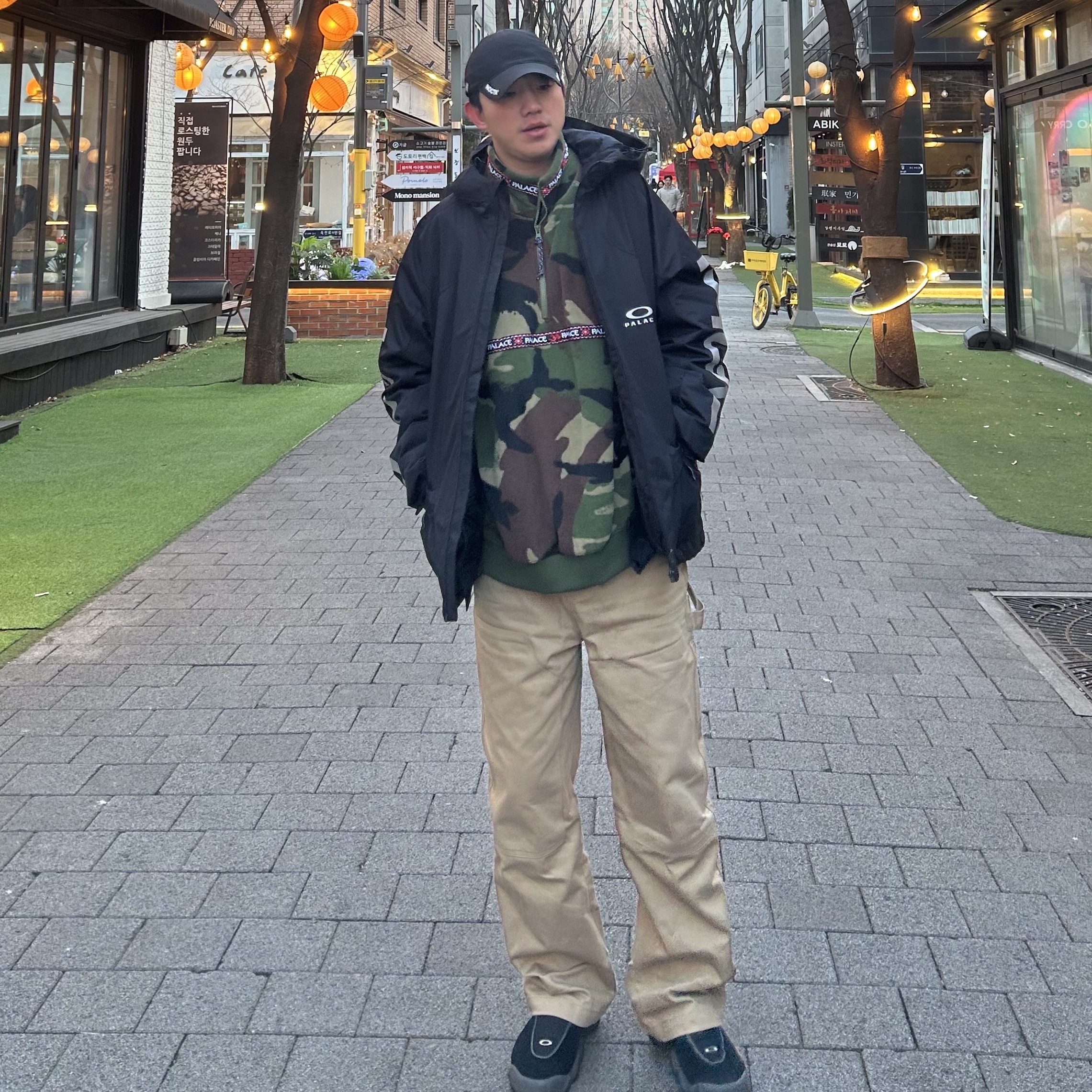 Palace Polartec OM 1/4 Zip Woodland Camo - 25FW, Palace x Oakley Snow Jacket Black - 24FW 착용 스타일 - 2