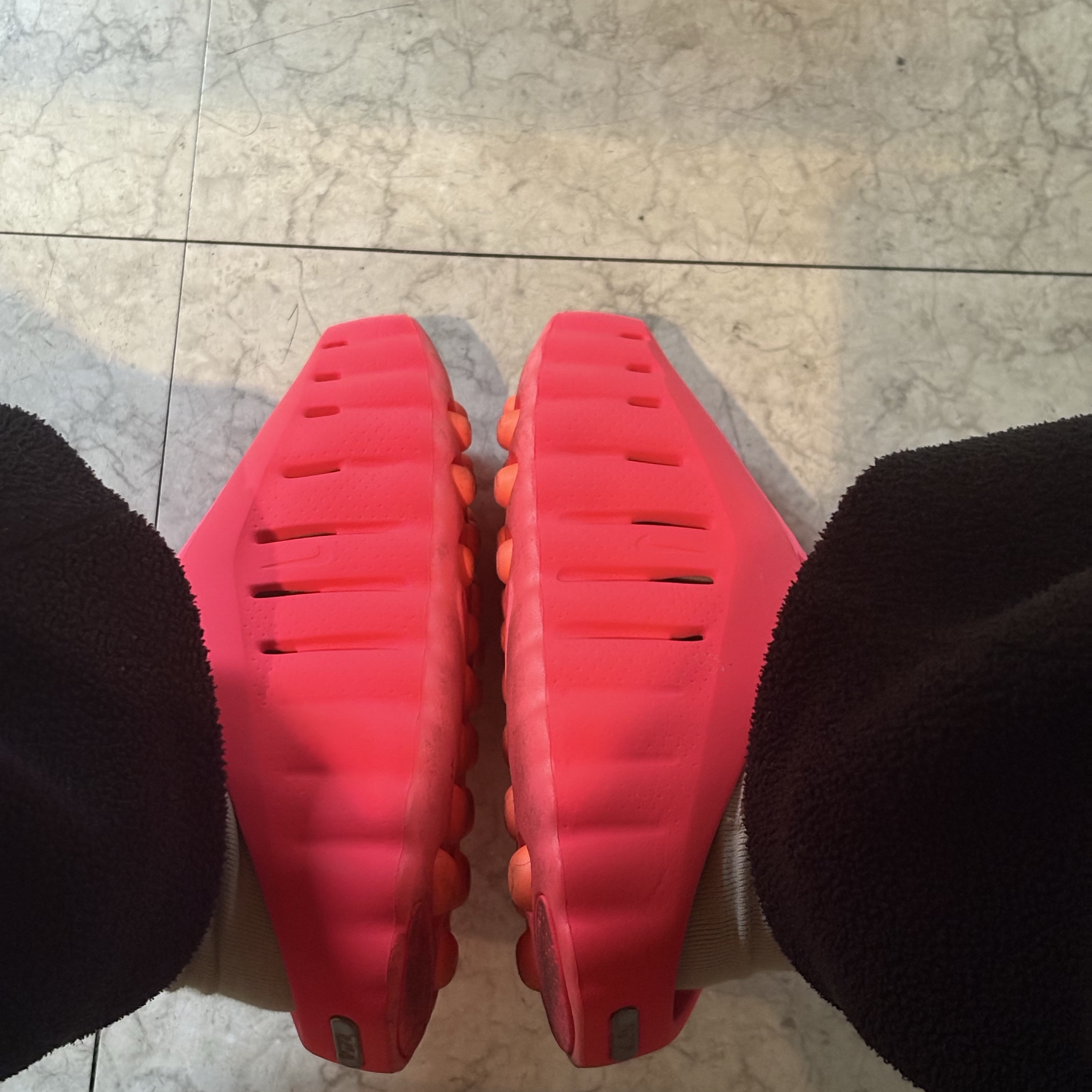 (W) Nike Mind 001 Solar Red Hyper Crimson 착용 스타일