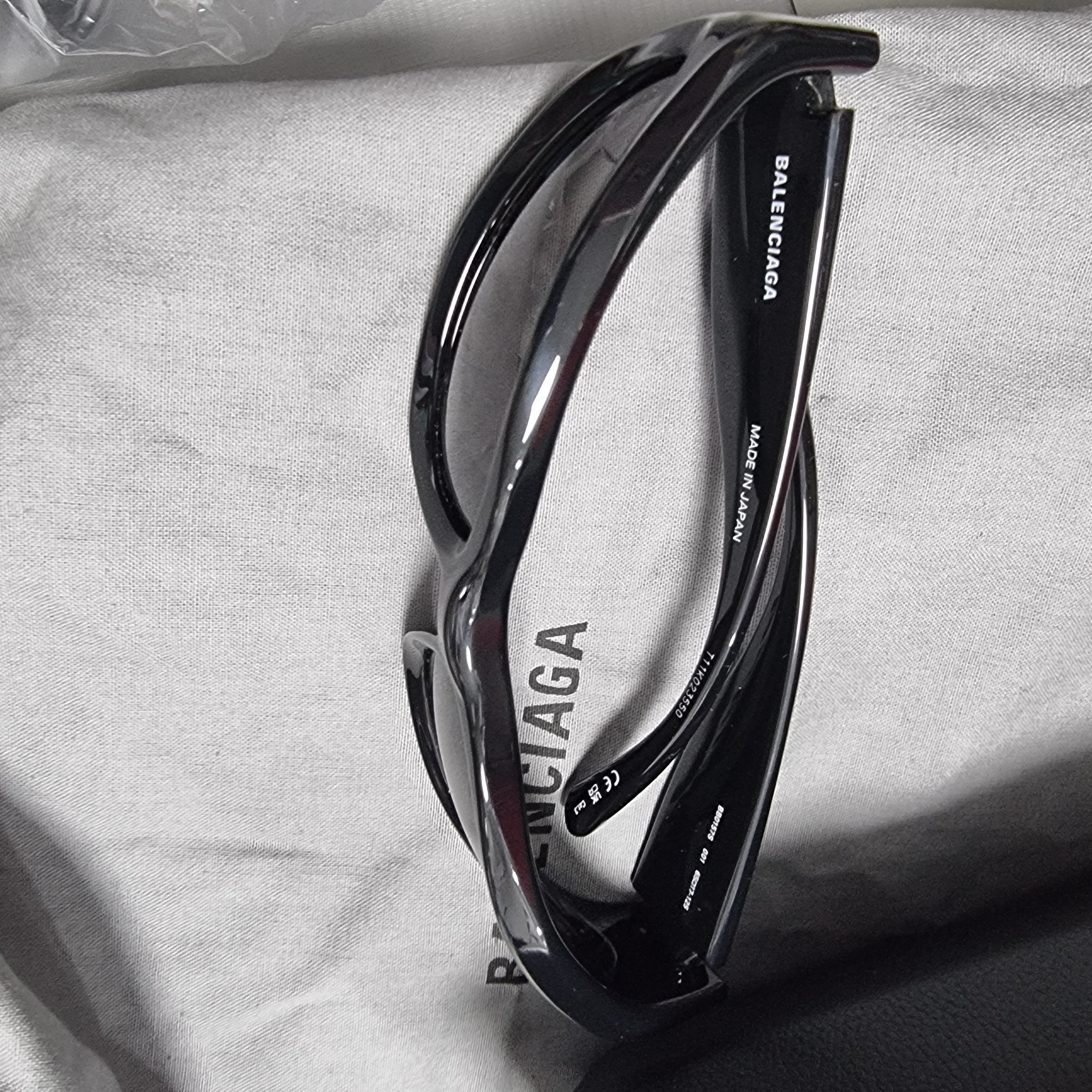 Balenciaga Swift Oval Sunglasses Black 착용 스타일
