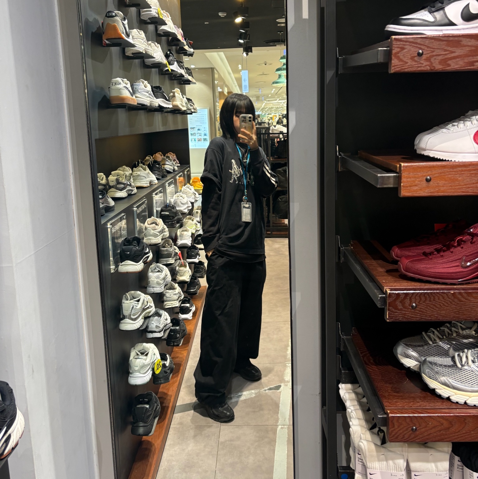 Nike Vomero 18 Pink Foam Hyper Pink, (W) Nike Swift Repel Packable Running Jacket Black - Asia 착용 스타일 - 3