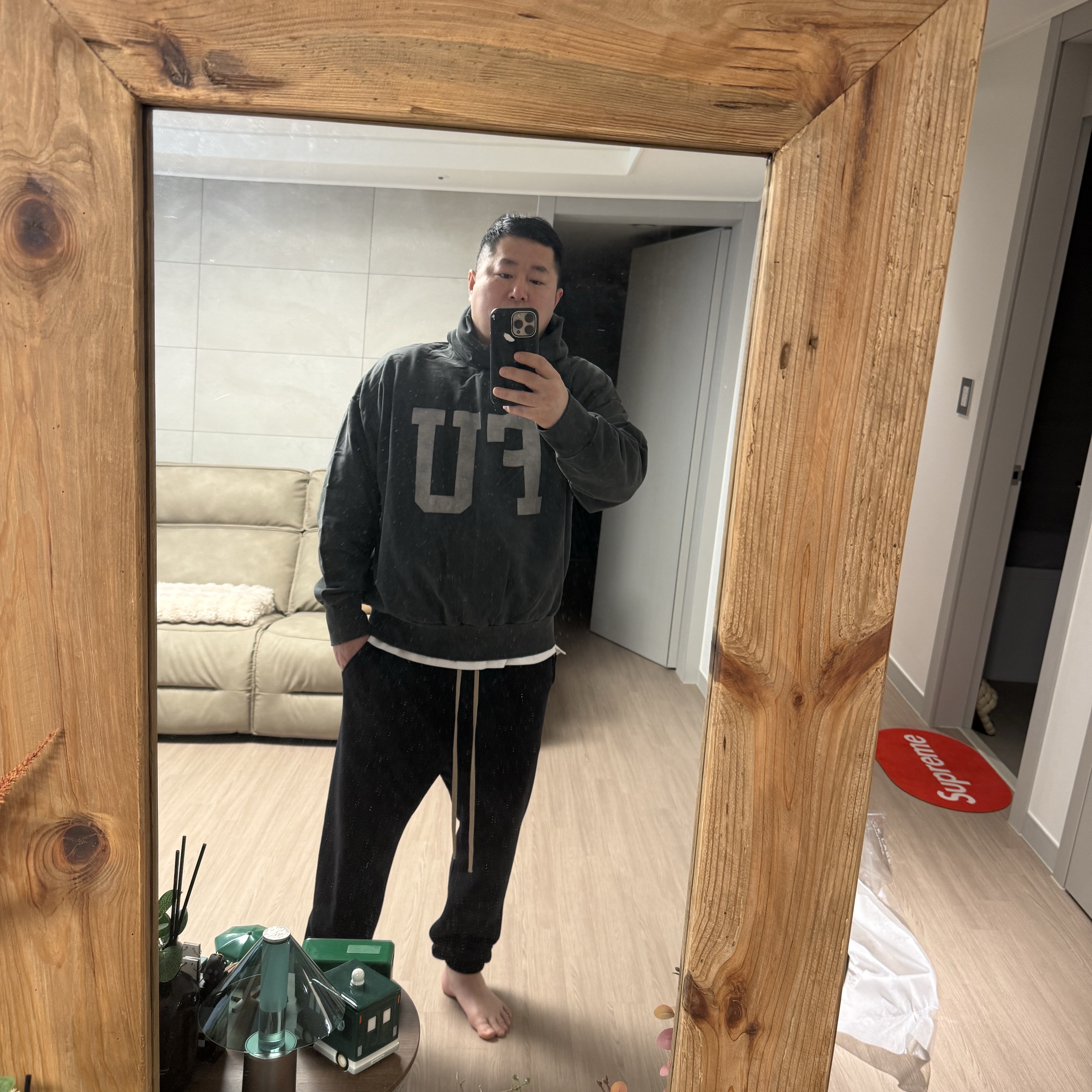 Fear of God Qualified Hoodie Black, Fear of God Eternal Fleece Classic Sweatpants Black 착용 스타일 - 1