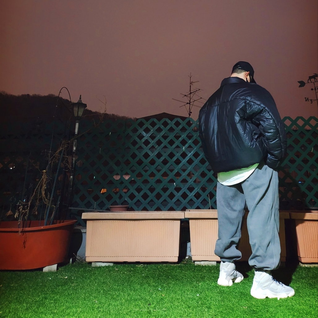 Y-3 Stripe Cap Black, Yeezy Gap Engineered By Balenciaga Round Jacket 2 Black 착용 스타일 - 3