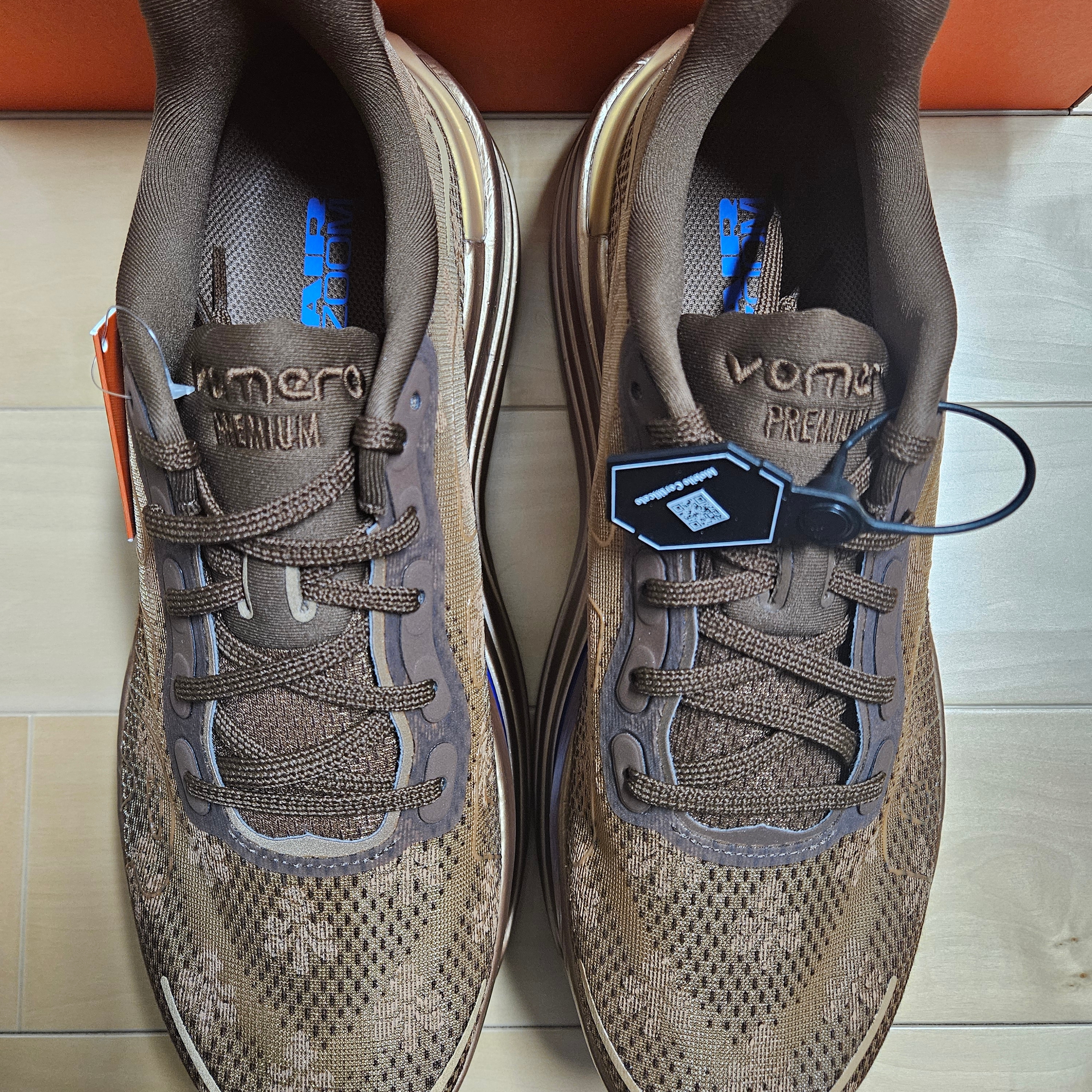 (W) Nike Vomero Premium QS Flat Stout 착용 스타일 - 6