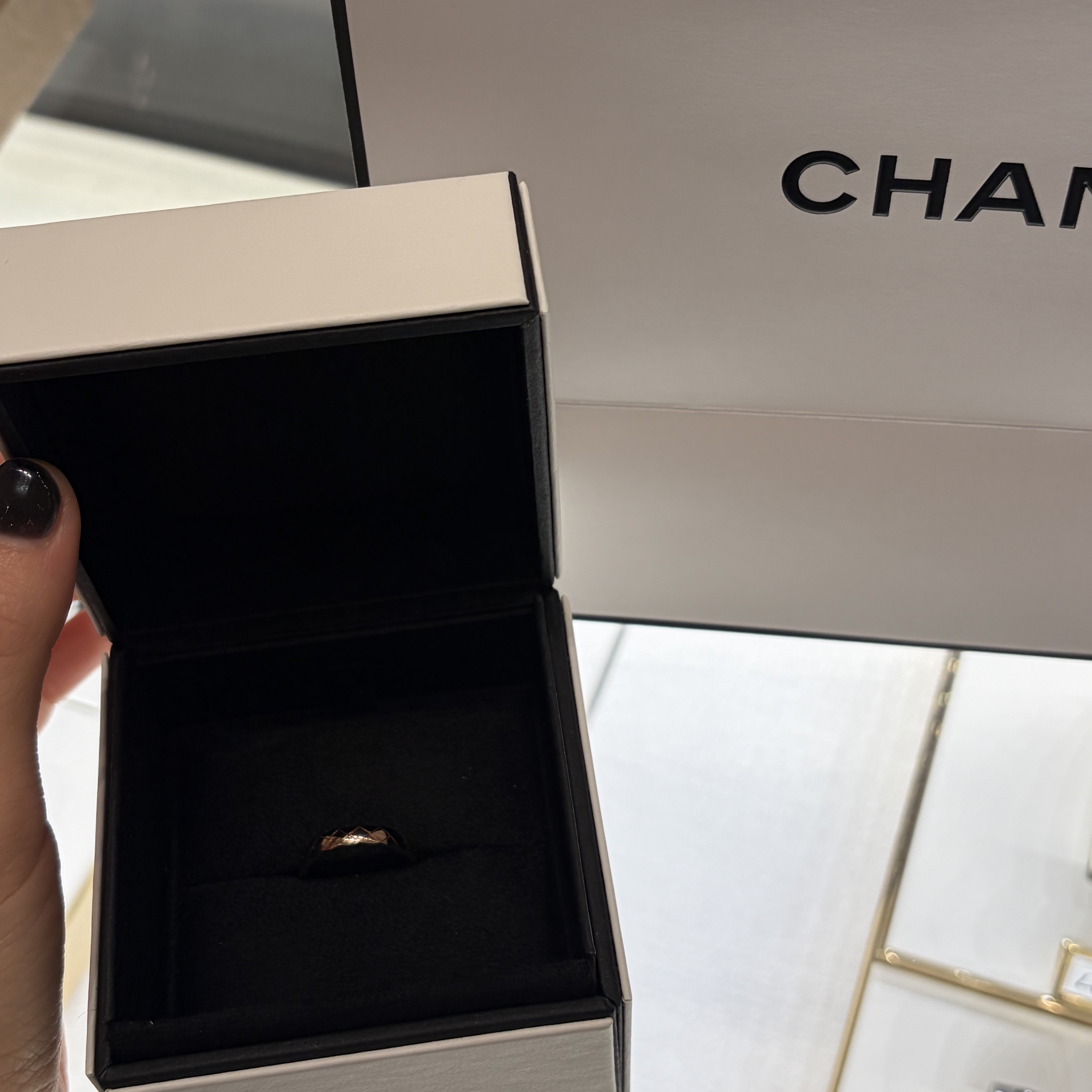 Chanel Coco Crush Ring Quilted Motif Mini & 18K Beige Gold 착용 스타일 - 2