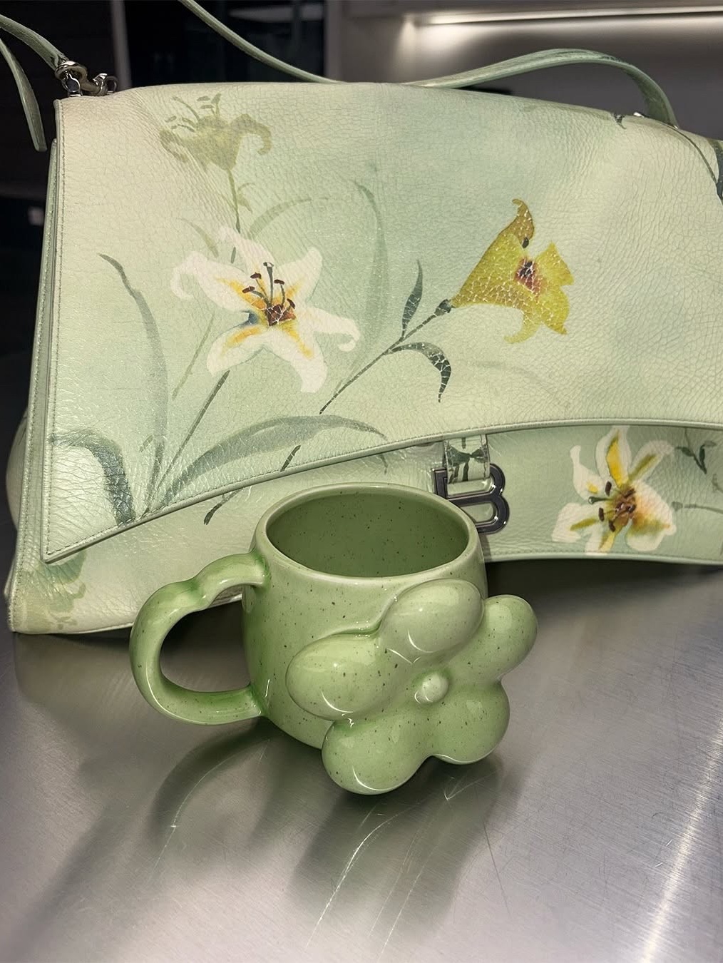 LEEJAE FLOWER PENDANT CUP SAGE GREEN 착용 스타일