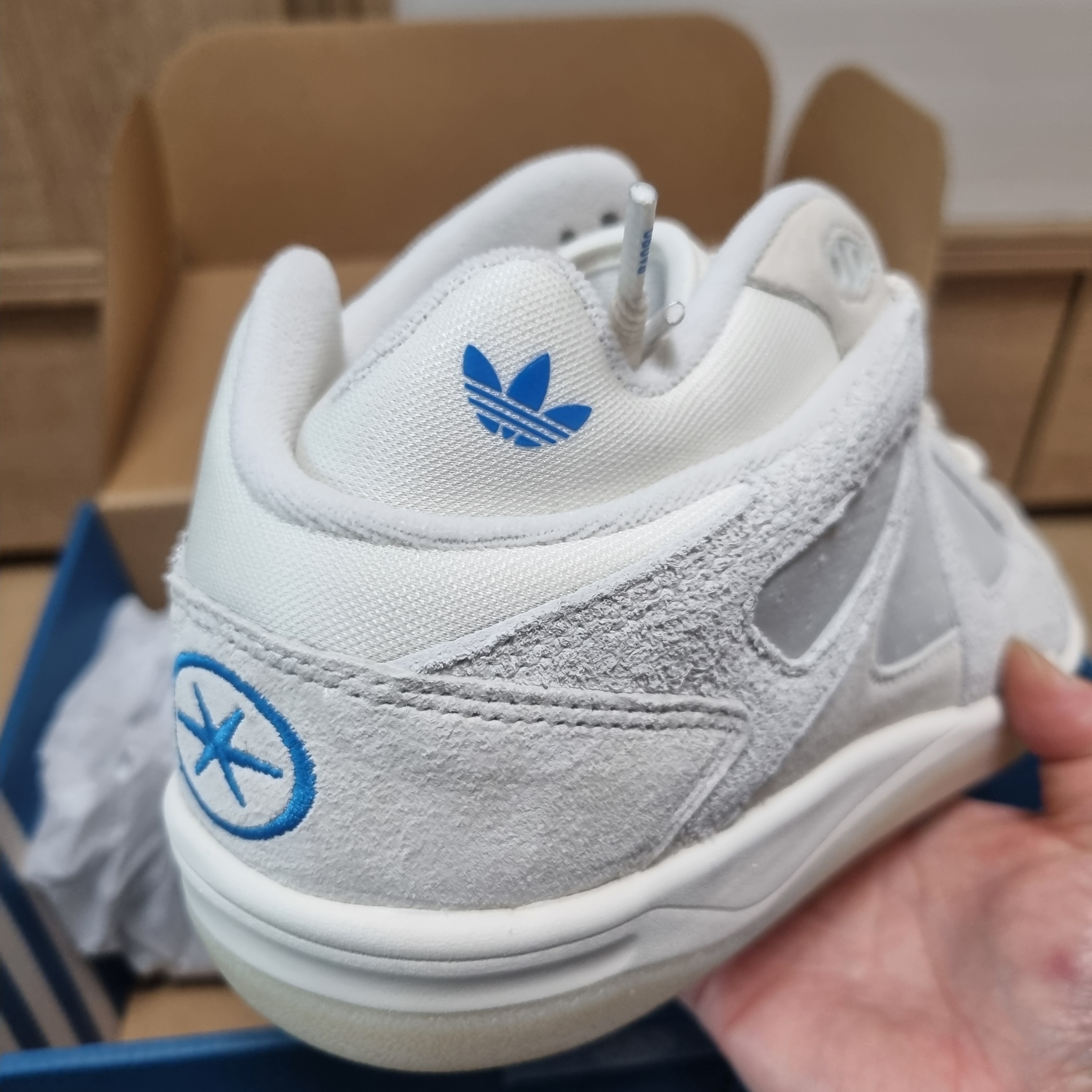 Adidas x Bad Bunny BadBo 1.0 Chalk White Talc 착용 스타일 - 4