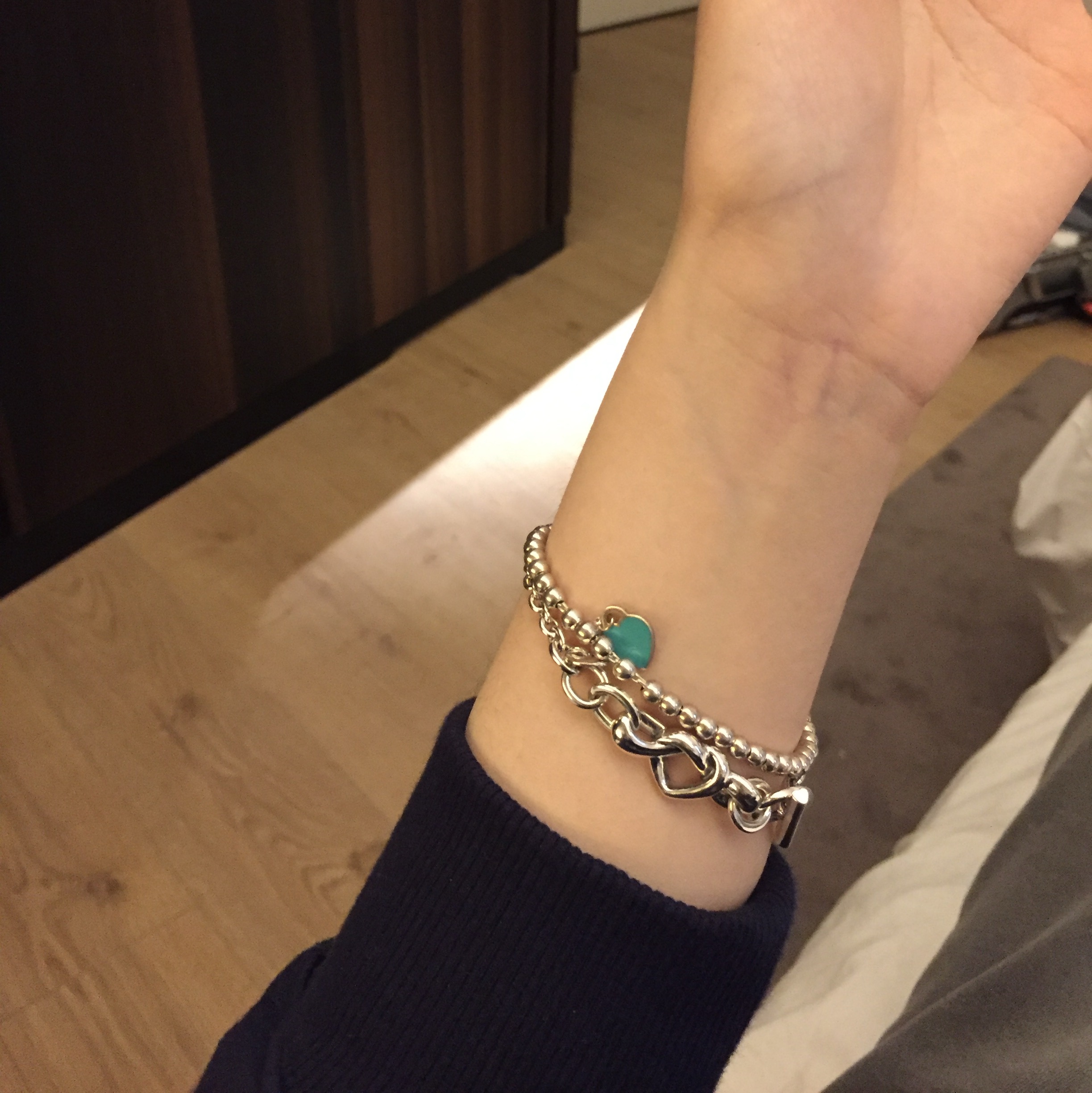 Urbansophistication x Sanrio The Puffer Case Hello Kitty BFF, Tiffany & Co. Return to Tiffany Blue Heart Tag Bead Bracelet Silver 착용 스타일 - 2