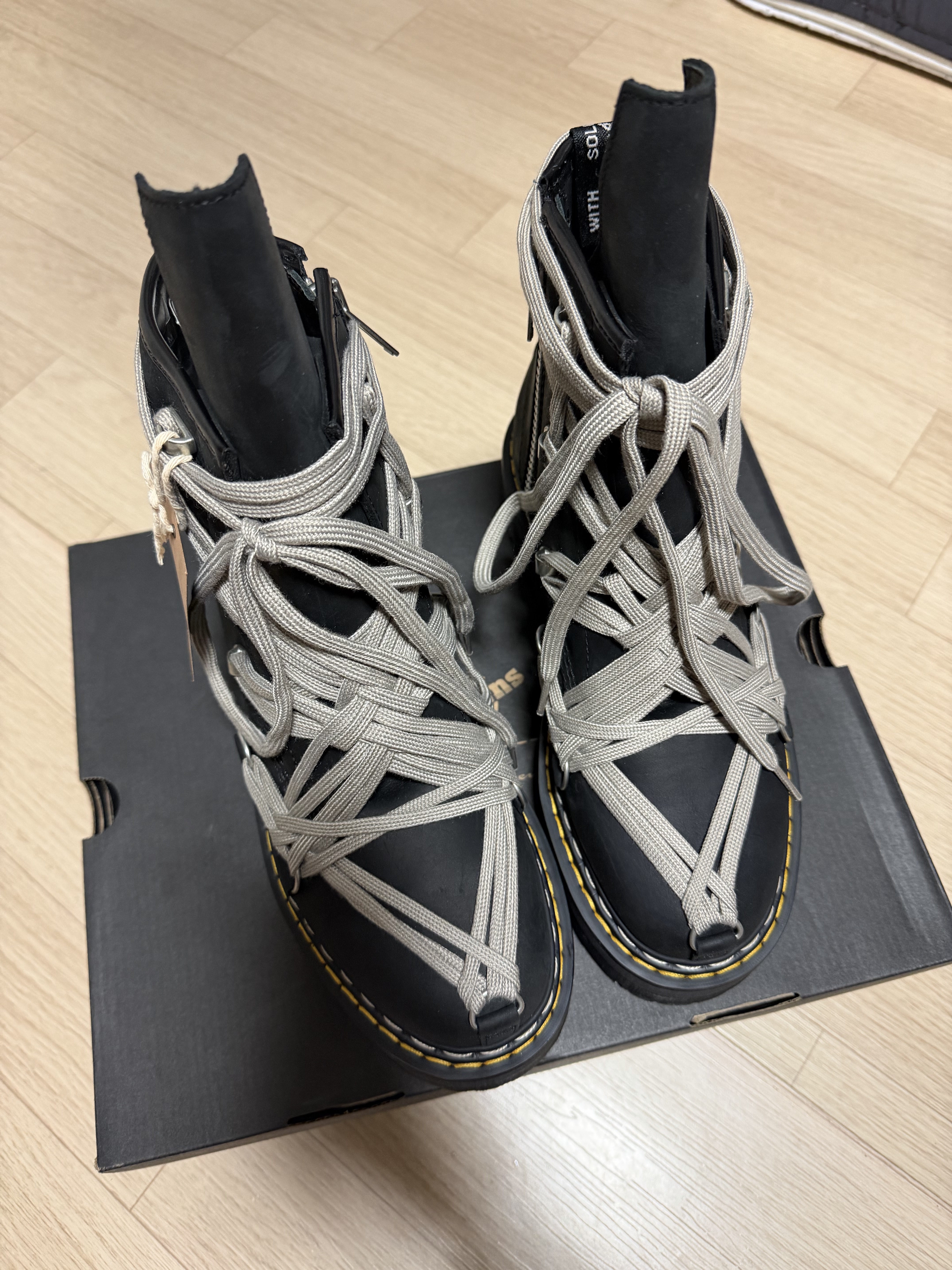 Dr. Martens x Rick Owens 1460 Quad Sole Mega Lace Boots Black 착용 스타일 - 3