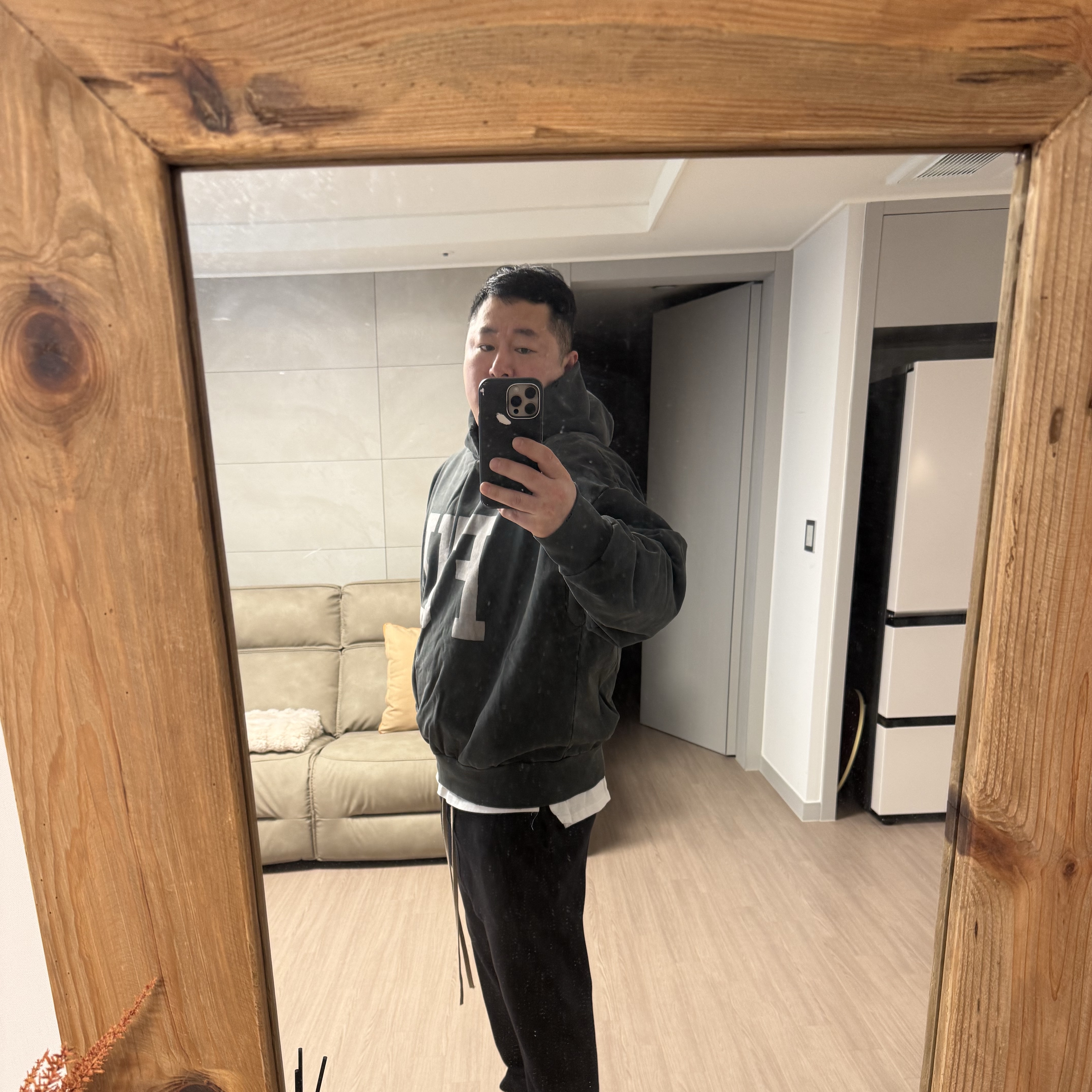 Fear of God Qualified Hoodie Black, Fear of God Eternal Fleece Classic Sweatpants Black 착용 스타일 - 2