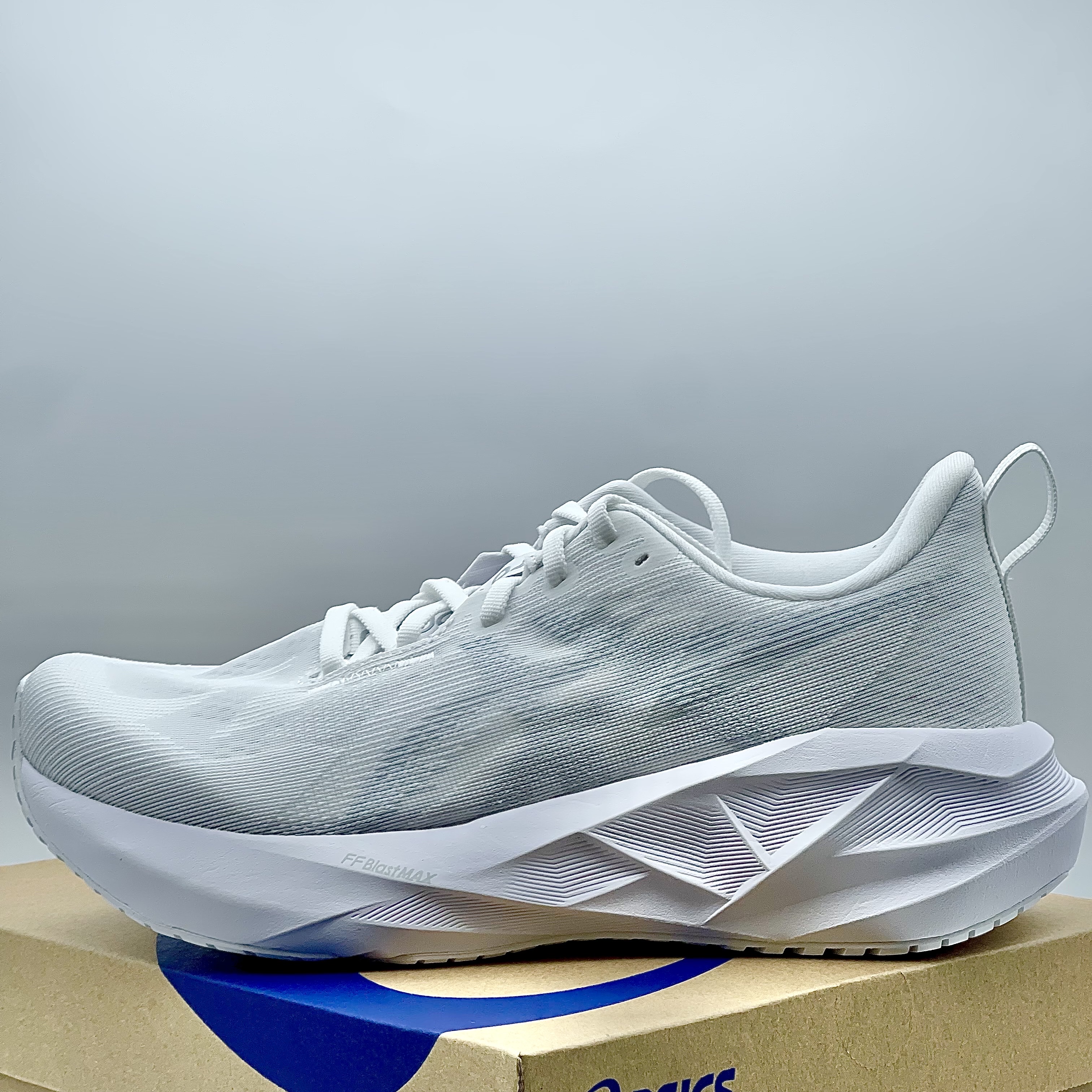 Asics Novablast 5 White Piedmont Grey 착용 스타일 - 3