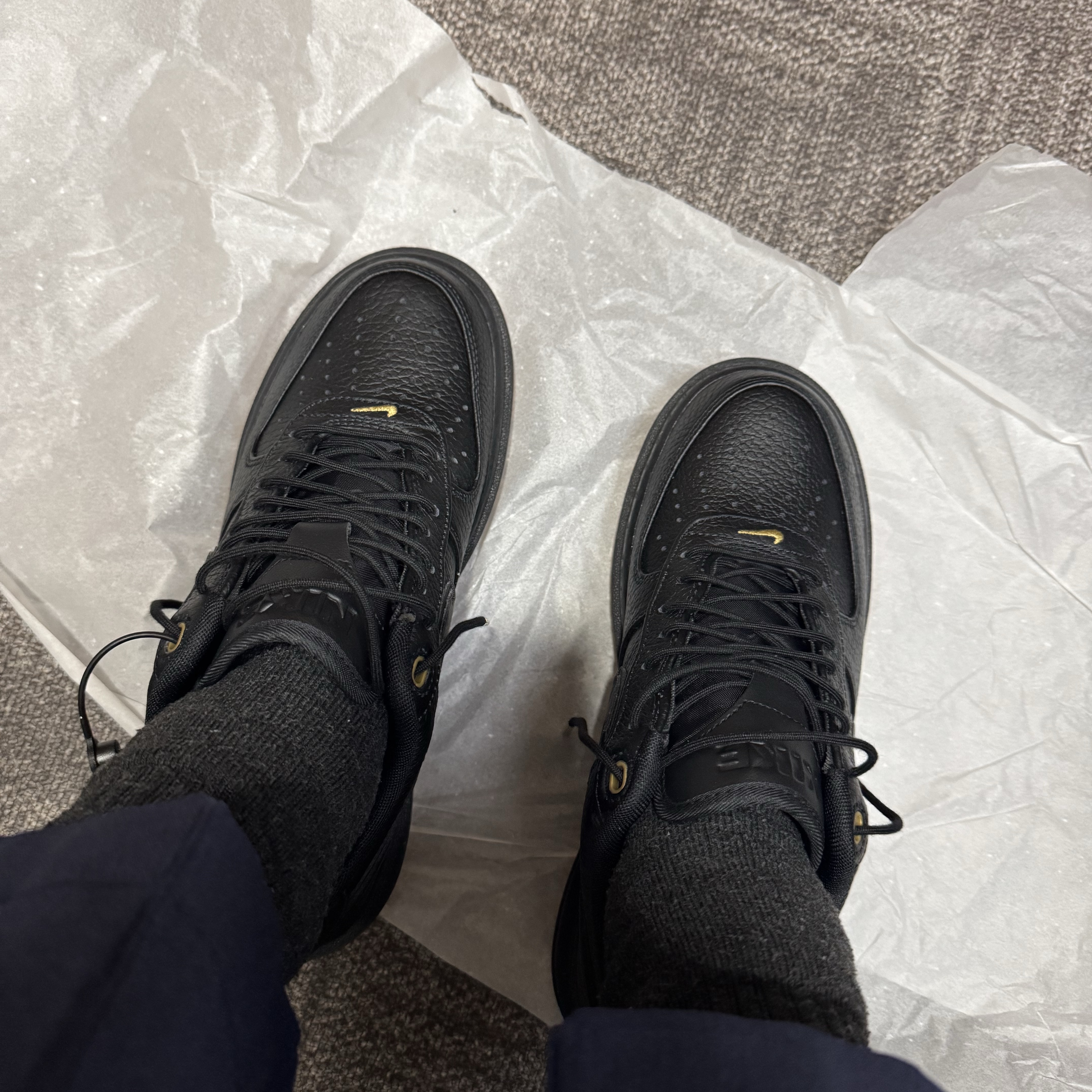 Nike Air Force 1 Luxe Black 착용 스타일 - 3