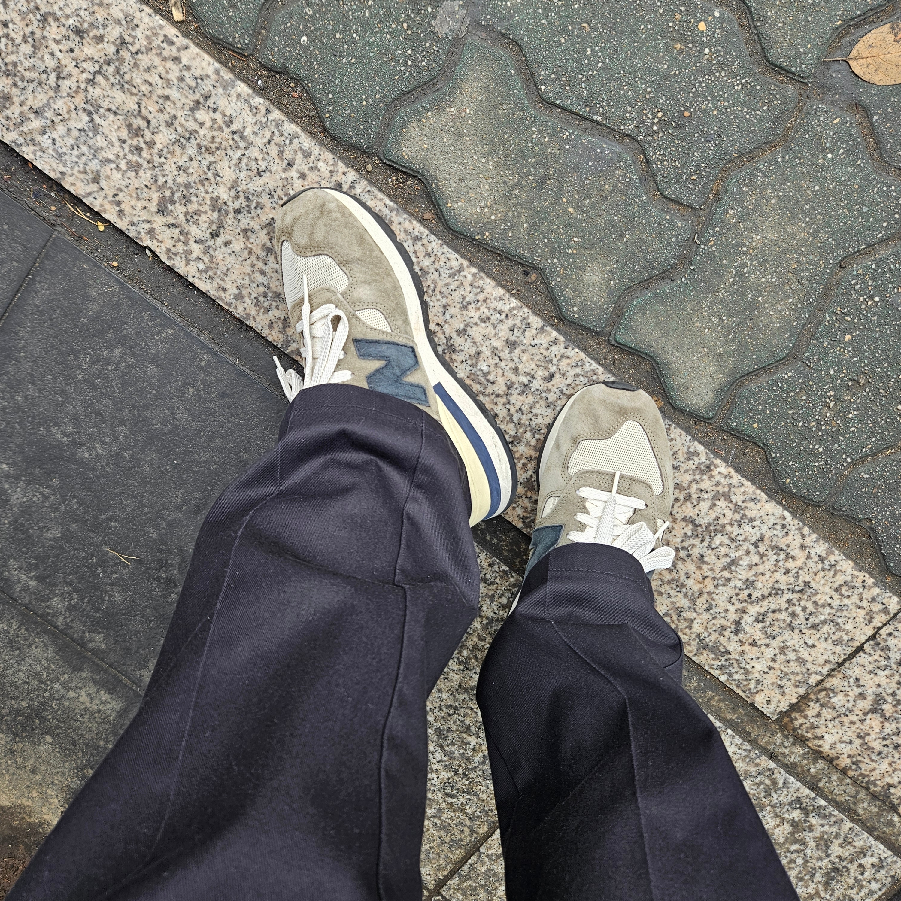 New Balance 990v1 Made in USA Olive 착용 스타일