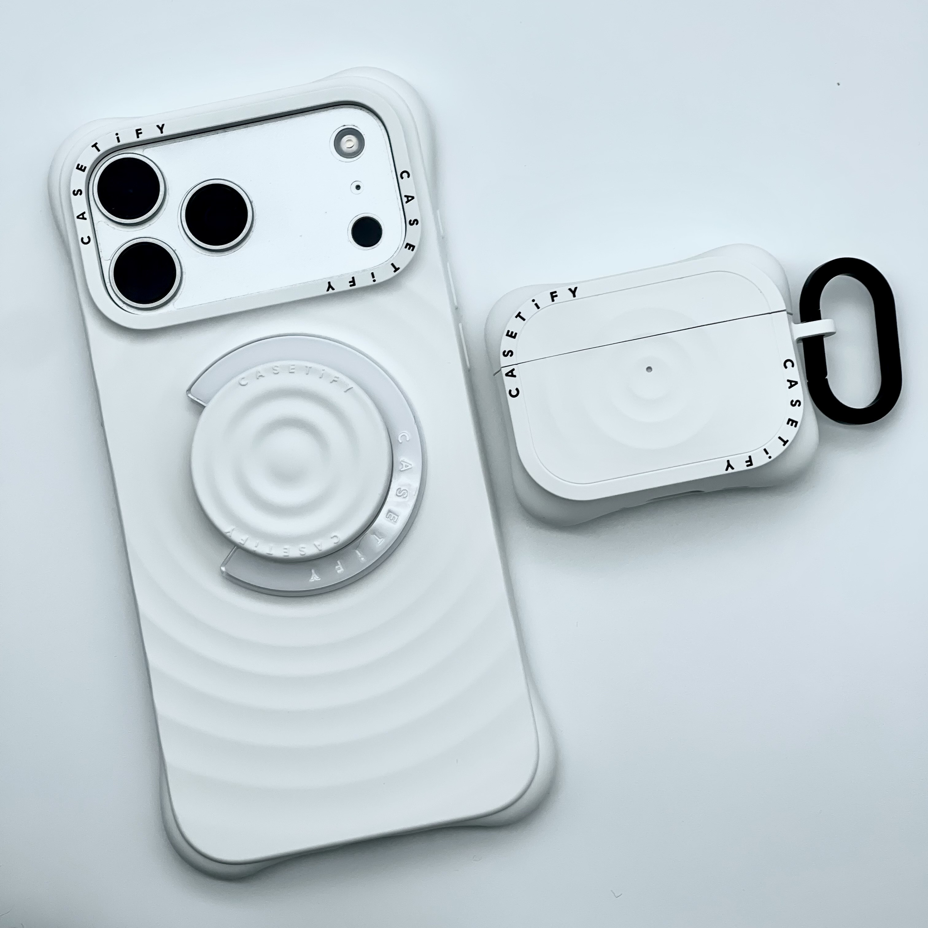 Casetify iPhone MagSafe Ripple Case White, Casetify Essentials Ripple AirPods Pro 3rd Case White 착용 스타일 - 9