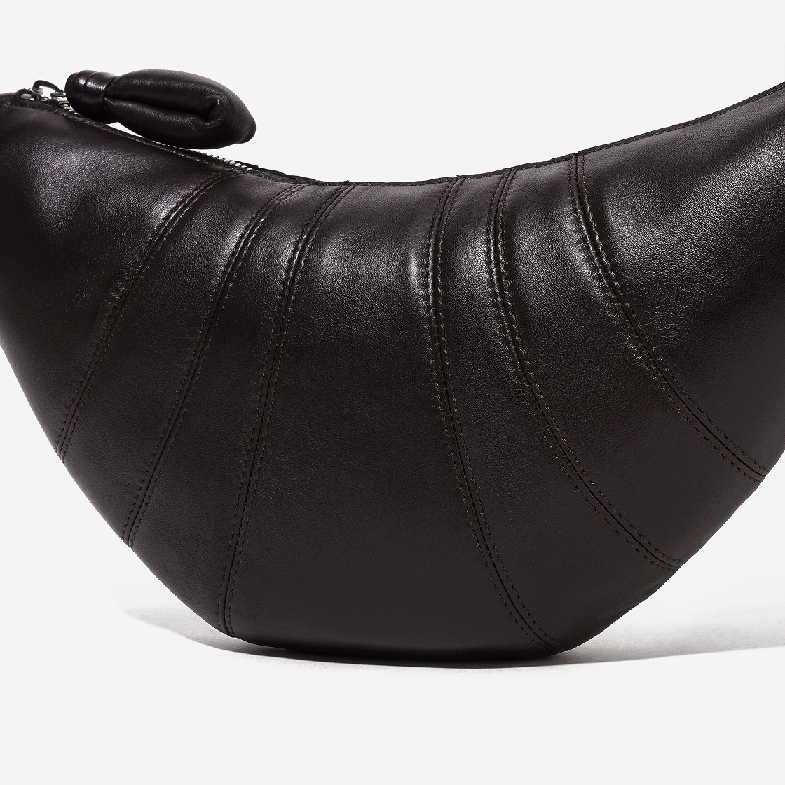 르메르 스몰 크루아상 백 소프트 나파 레더 다크 초콜릿(Lemaire Small Croissant Bag Soft Nappa Leather Dark Chocolate) - 4