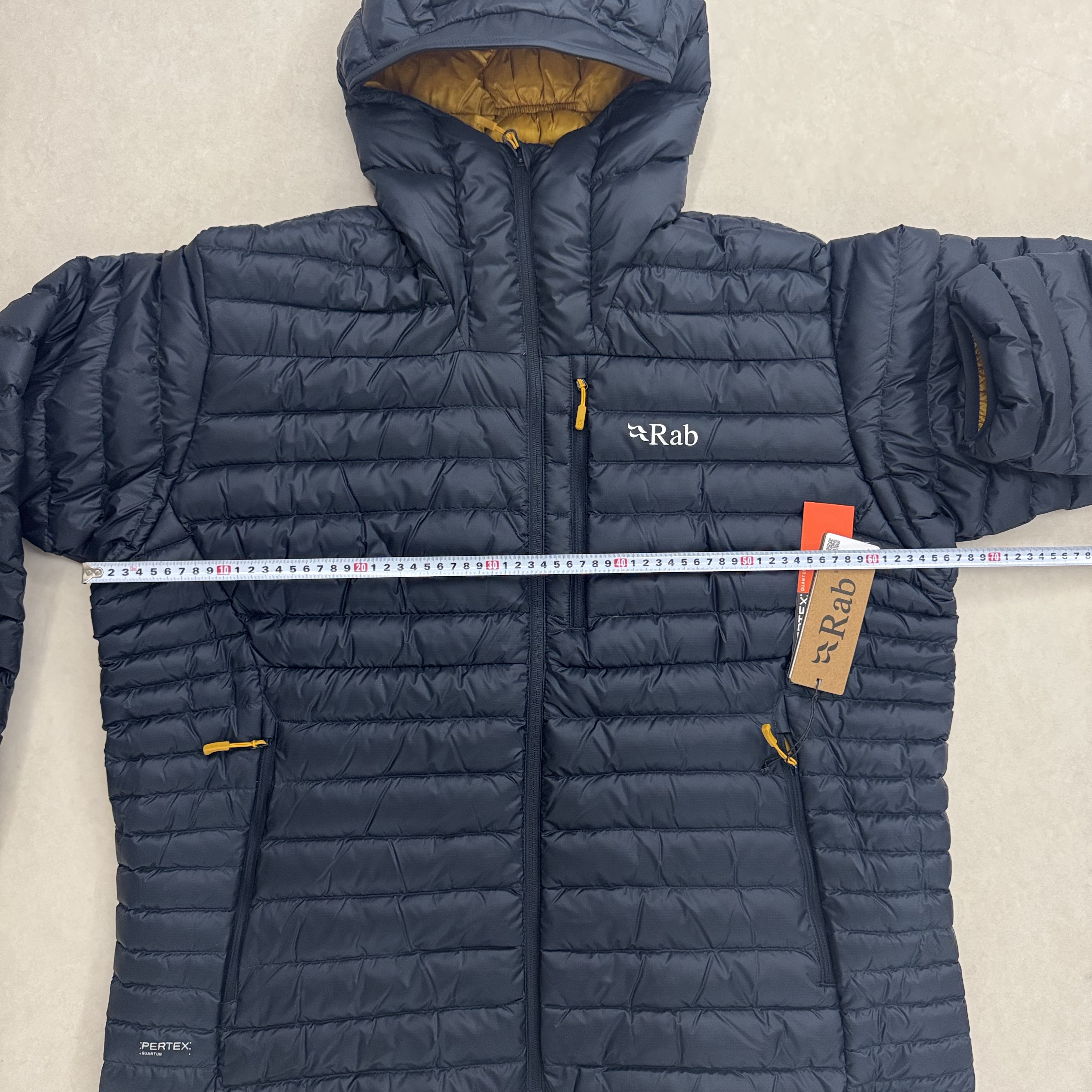 Rab Microlight Alpine Jacket Beluga 착용 스타일 - 3