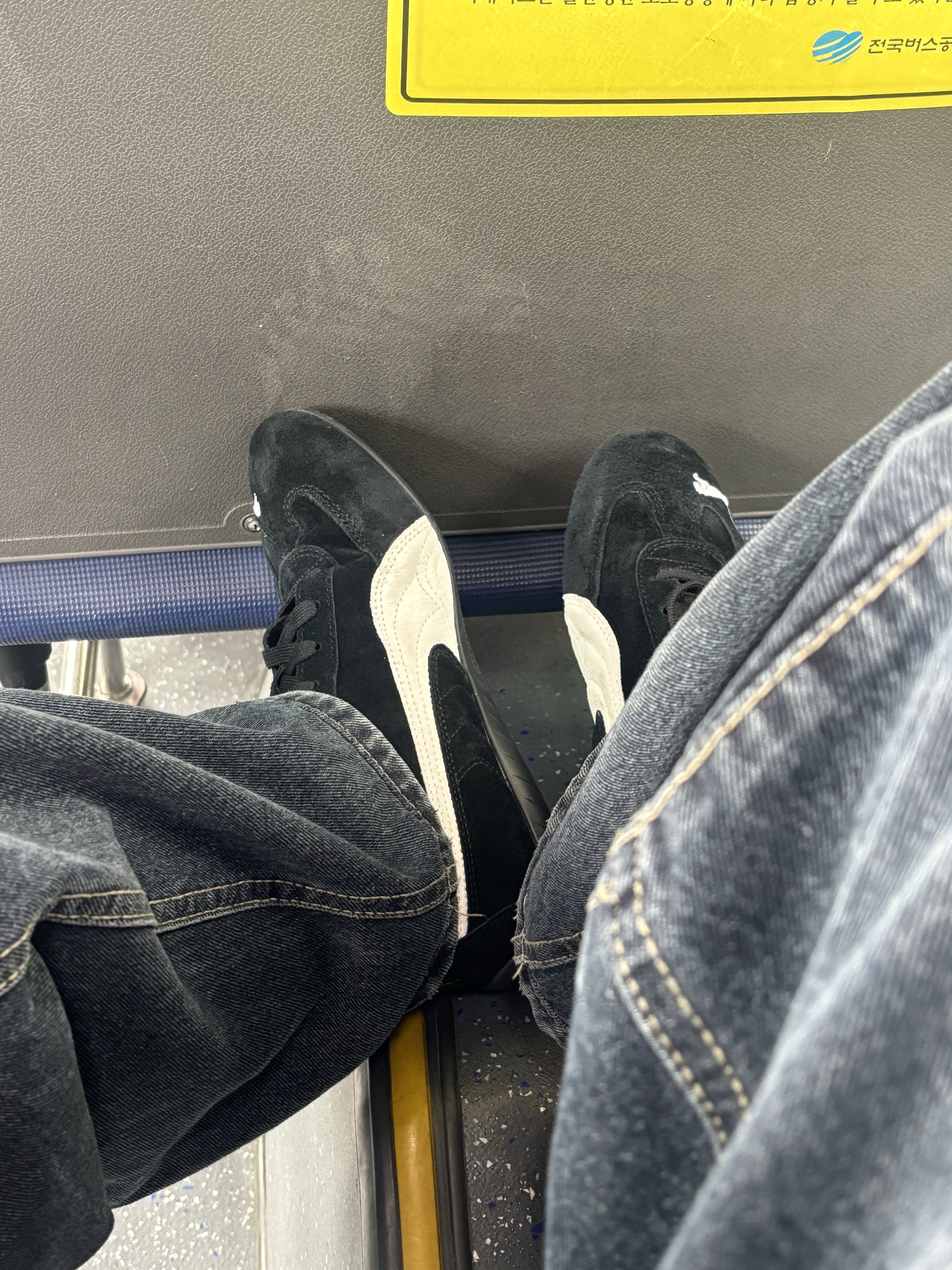 Puma Speedcat OG Black White 착용 스타일 - 1